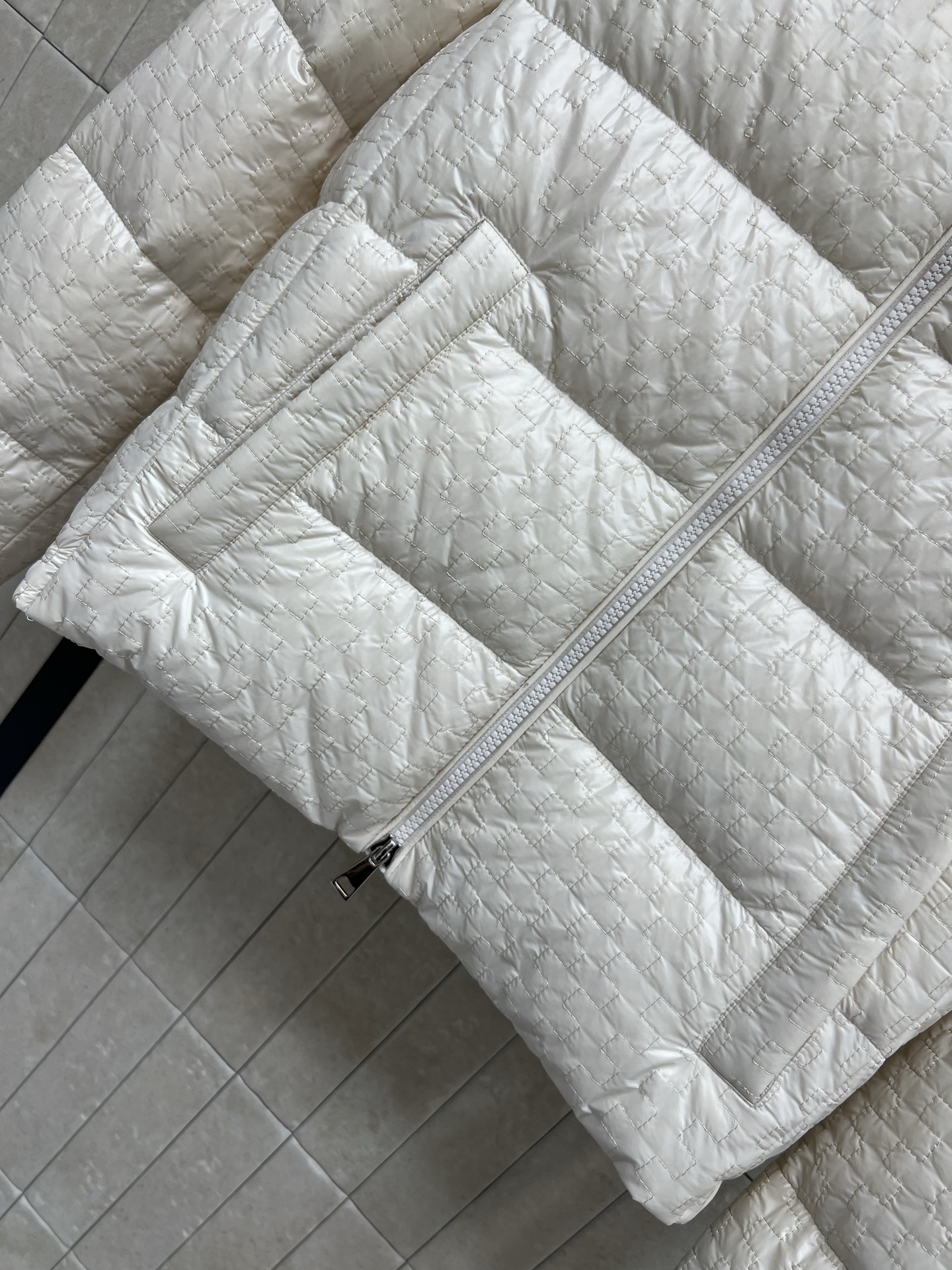 M家 25秋冬新款 几何绗缝连帽羽绒服立领连帽版型防风酷帅超有型 国标90绒填充 保暖力满分漆 重工几何