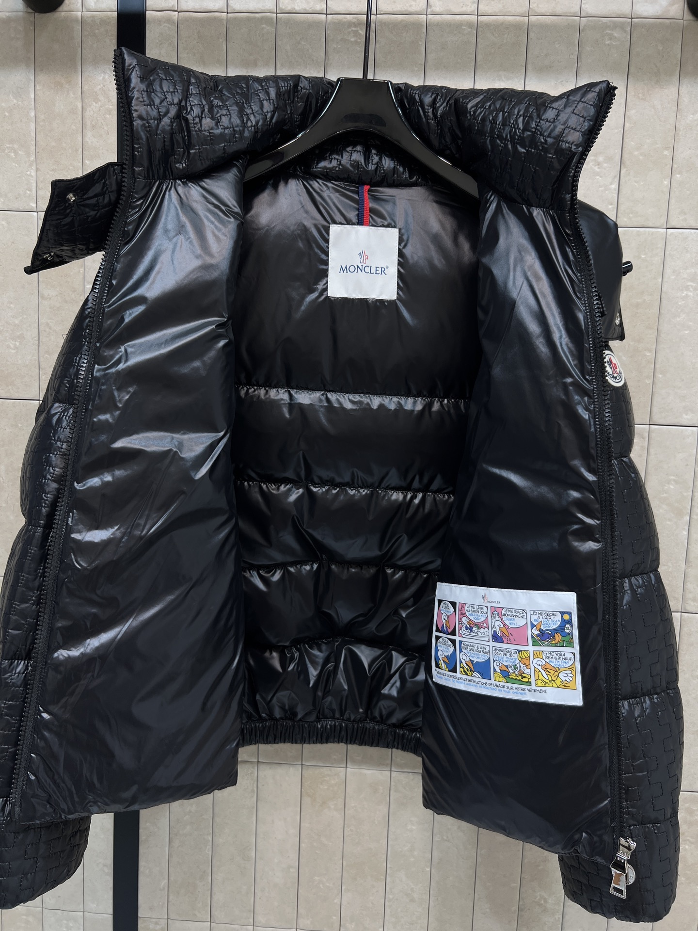 M家 25秋冬新款 几何绗缝连帽羽绒服立领连帽版型防风酷帅超有型 国标90绒填充 保暖力满分漆 重工几何