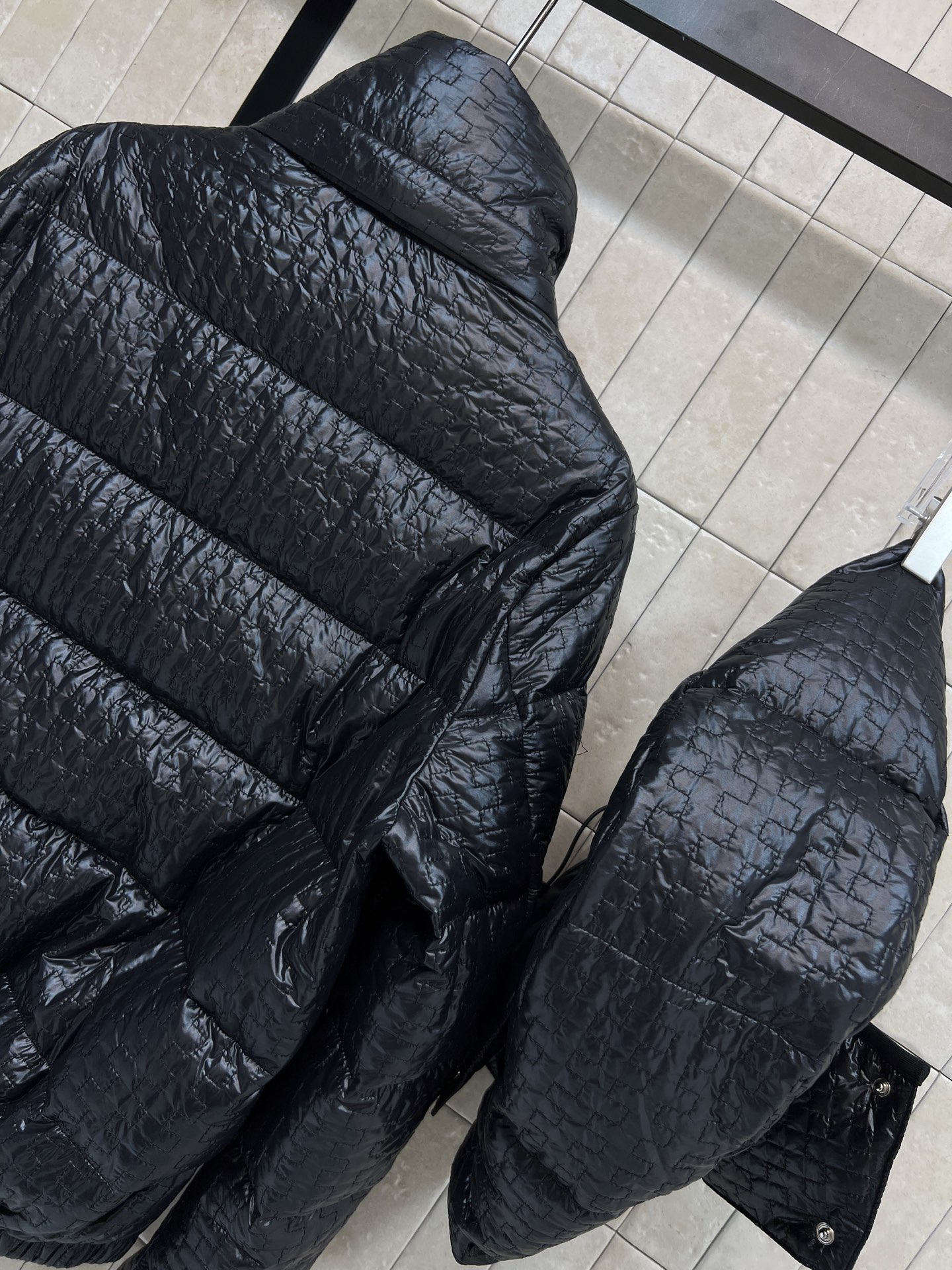 M家 25秋冬新款 几何绗缝连帽羽绒服立领连帽版型防风酷帅超有型 国标90绒填充 保暖力满分漆 重工几何