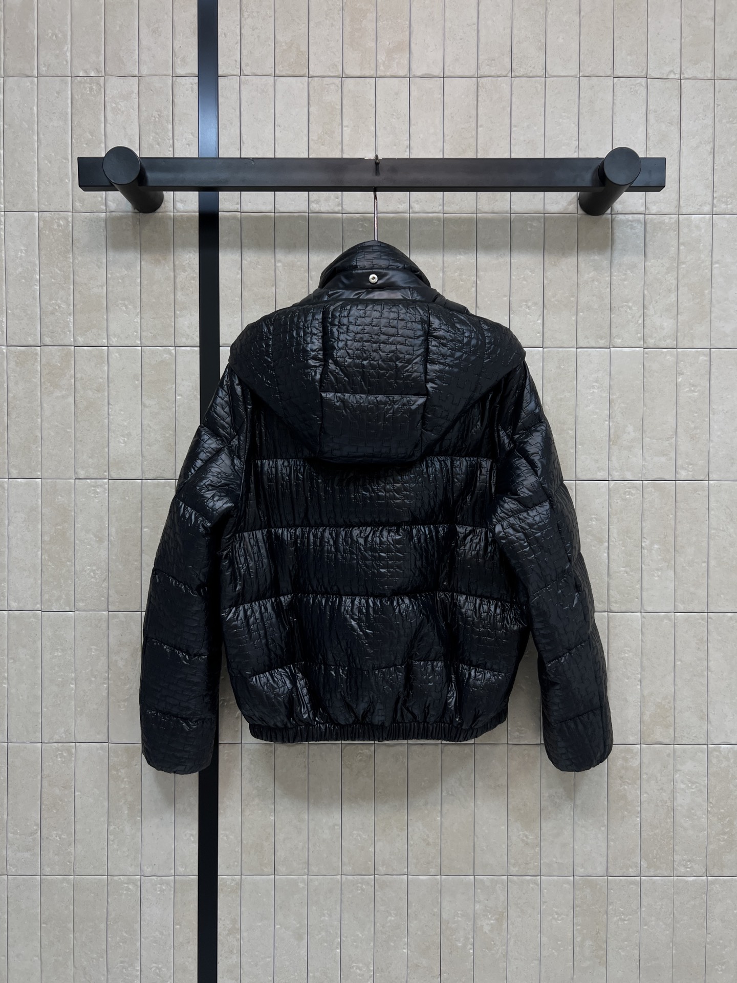 M家 25秋冬新款 几何绗缝连帽羽绒服立领连帽版型防风酷帅超有型 国标90绒填充 保暖力满分漆 重工几何