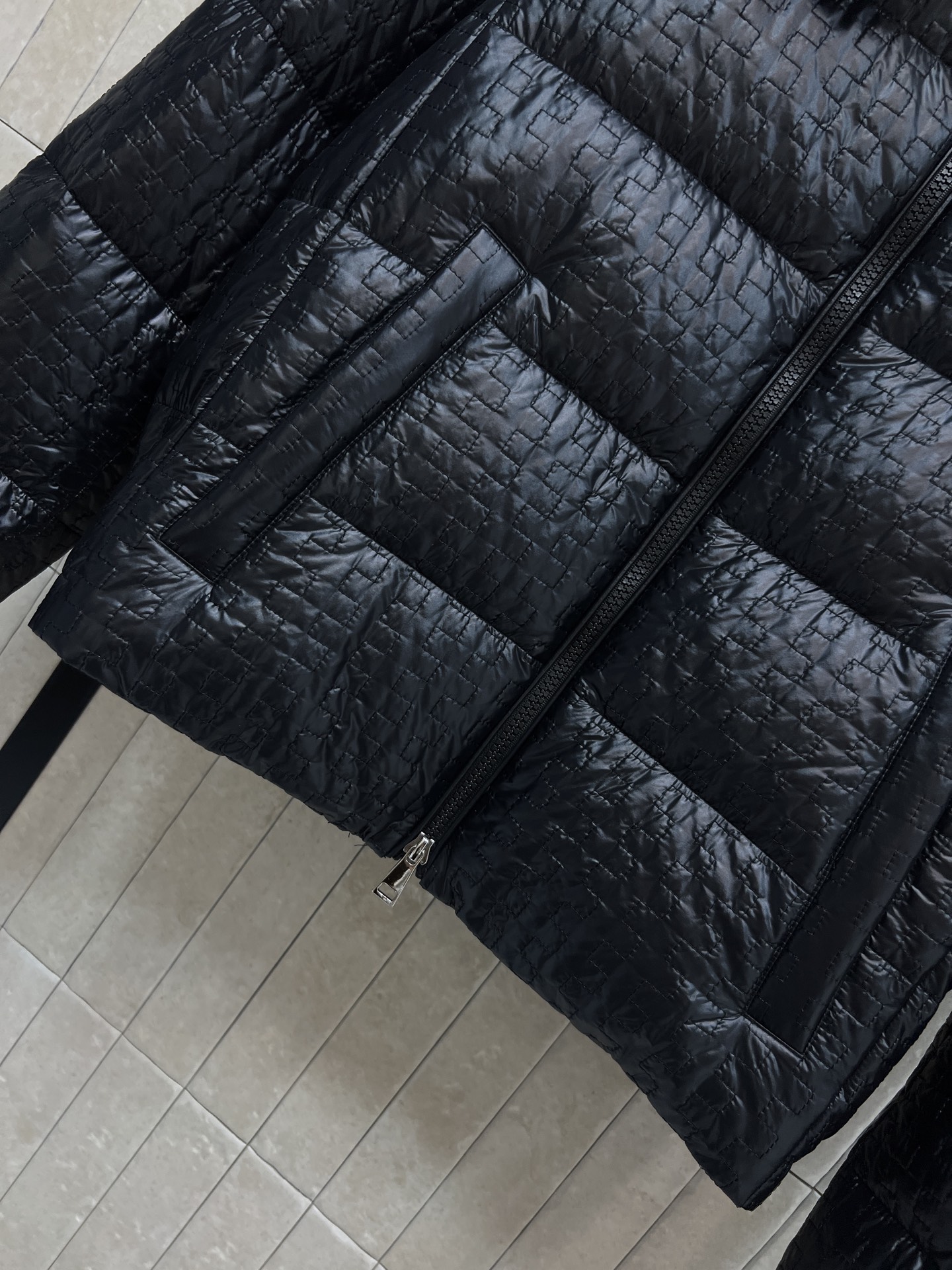 M家 25秋冬新款 几何绗缝连帽羽绒服立领连帽版型防风酷帅超有型 国标90绒填充 保暖力满分漆 重工几何