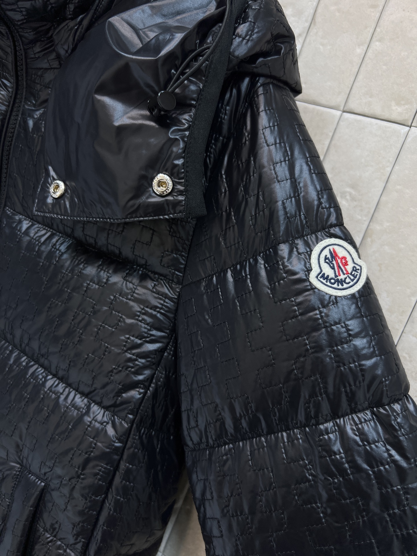 M家 25秋冬新款 几何绗缝连帽羽绒服立领连帽版型防风酷帅超有型 国标90绒填充 保暖力满分漆 重工几何