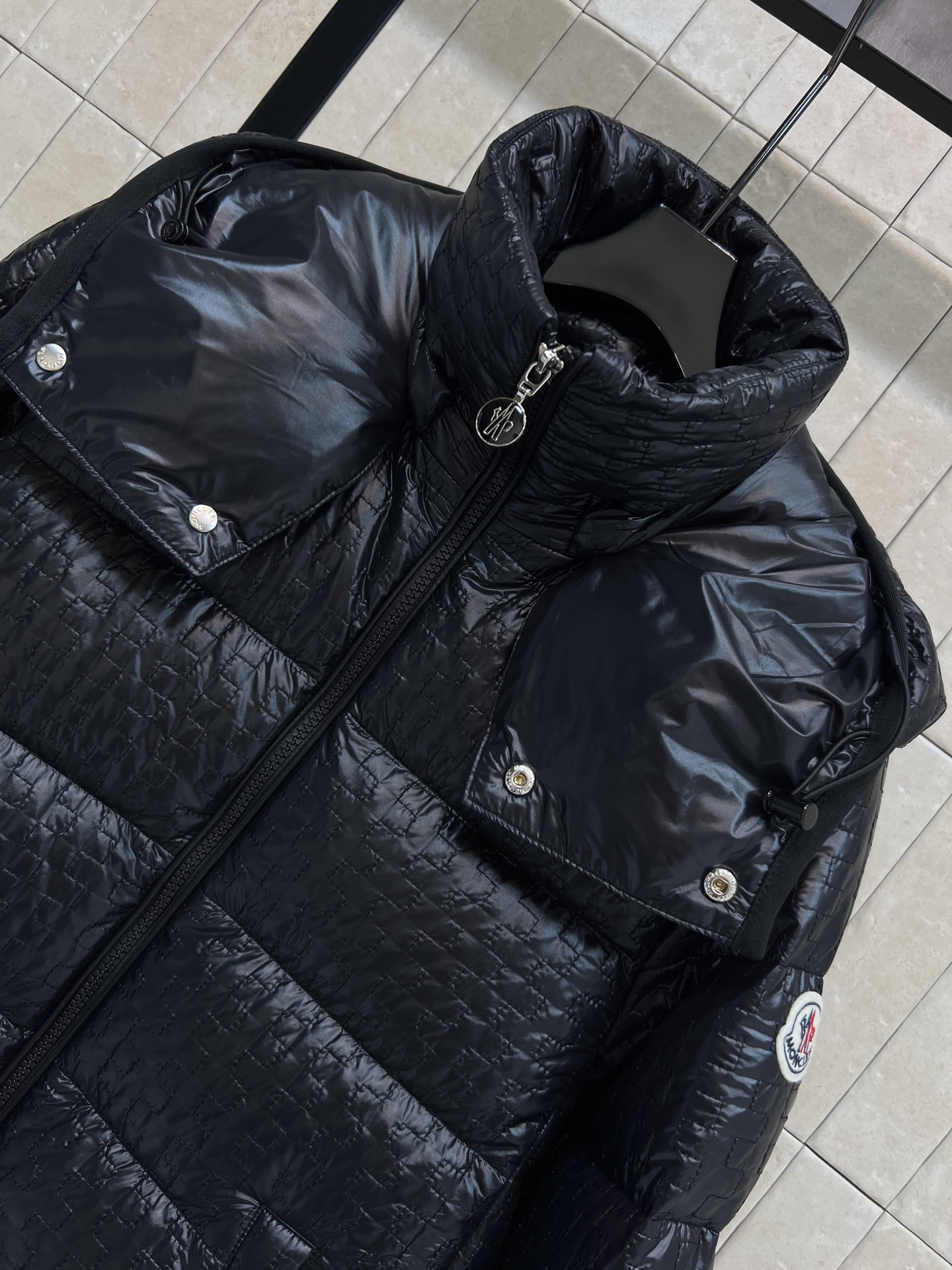 M家 25秋冬新款 几何绗缝连帽羽绒服立领连帽版型防风酷帅超有型 国标90绒填充 保暖力满分漆 重工几何