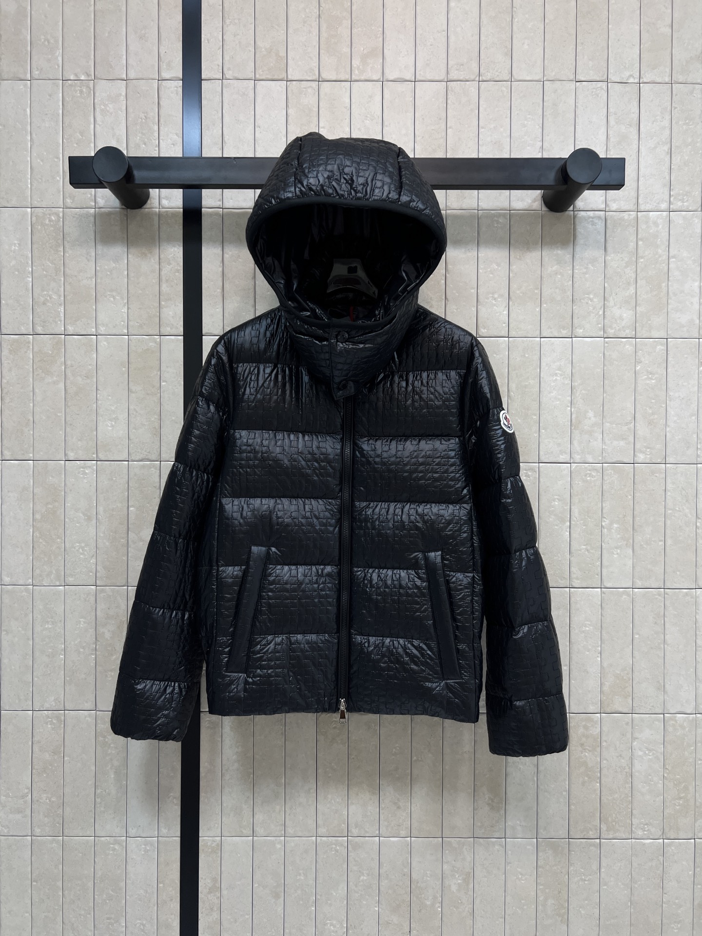 M家 25秋冬新款 几何绗缝连帽羽绒服立领连帽版型防风酷帅超有型 国标90绒填充 保暖力满分漆 重工几何