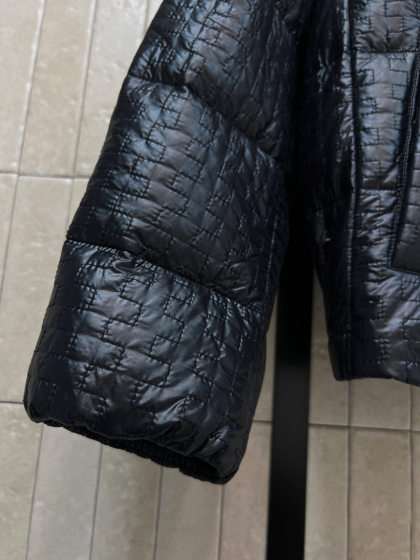 M家 25秋冬新款 几何绗缝连帽羽绒服立领连帽版型防风酷帅超有型 国标90绒填充 保暖力满分漆 重工几何