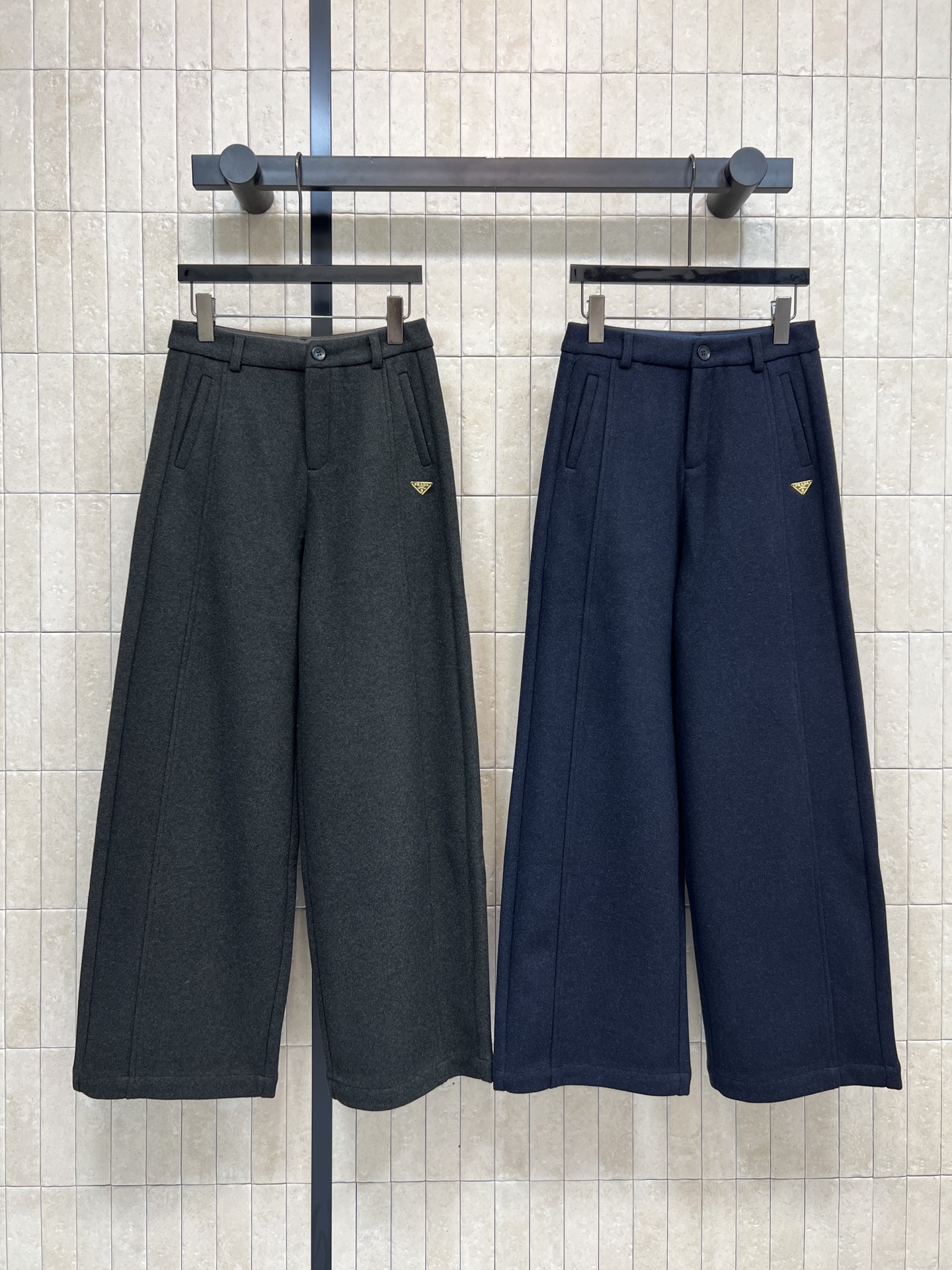 NO:605622,PD Home’s 25 new autumn and winter style triangular high-waisted loose wide-leg pants, super warm for autumn and winter!  The high-waisted design modifies the waistline and makes the legs appear longer. It is especially suitable for small sisters. The pants are loose and have a large space for movement. They can be easily used for commuting and leisure ~ classic triangle logo decoration. Solid color and simple style. Versatile and not picky. It looks stylish with sweaters and jackets. Two colors and three sizes, dior, jackets & coats, sweaters, alexander wang19860909PD家 25秋冬新款 三角标高腰宽松阔腿裤 秋冬穿超保暖！高腰设计修饰腰线 显腿长 特别适合小个子姐妹 裤型宽松 活动空间大 通勤休闲都能轻松驾驭～经典三角标装饰 纯色简约风 百搭不挑人 随便配毛衣外套都很有范儿 两色三码,,dior,jackets & coats,sweaters,alexander wang,Women's clothing