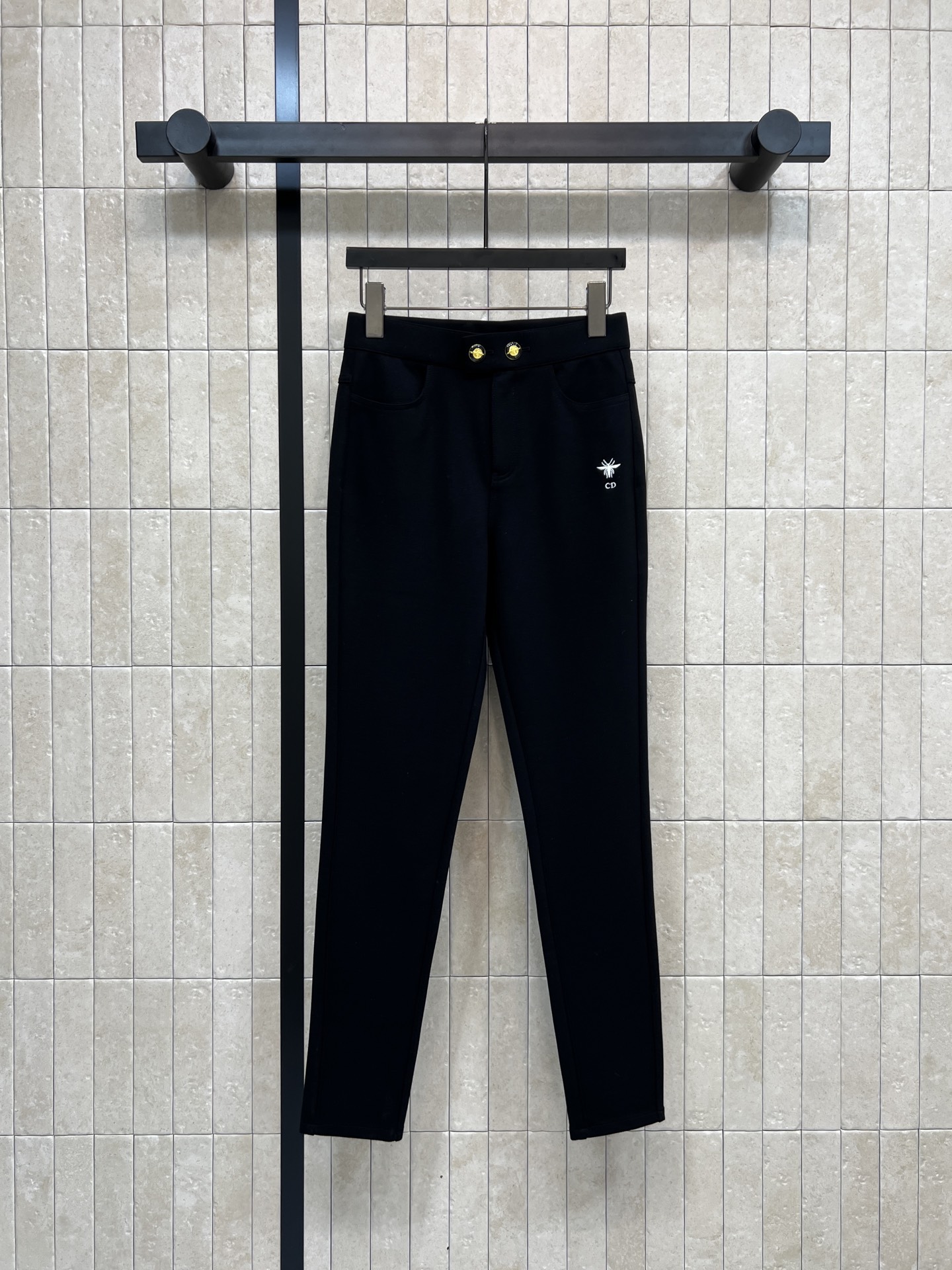 NO:605627,D's 25 new autumn and winter high-waisted slim trousers are made of elastic fabric. They are comfortable and slim to wear. They are simple and elegant. They are suitable for commuting and leisure!  Classic little bee embroidery, customized little bee button decoration, high waist design to elongate the proportion of the legs, slim tailoring to outline the lines, the length of the trousers is just right, it is OK to match with short boots or sneakers, one color, three sizes, dior, boots, sneakers, alexander wang19860909D家 25秋冬新款 高腰修身长裤 采用弹力面料 穿着舒适又显瘦 简约大方 通勤休闲都很适合！经典小蜜蜂刺绣 定制小蜜蜂纽扣装饰 高腰设计拉长腿部比例 修身剪裁勾勒线条 裤脚长度刚好 搭配短靴或运动鞋都很OK 一色三码,,dior,boots,sneakers,alexander wang,Women's clothing