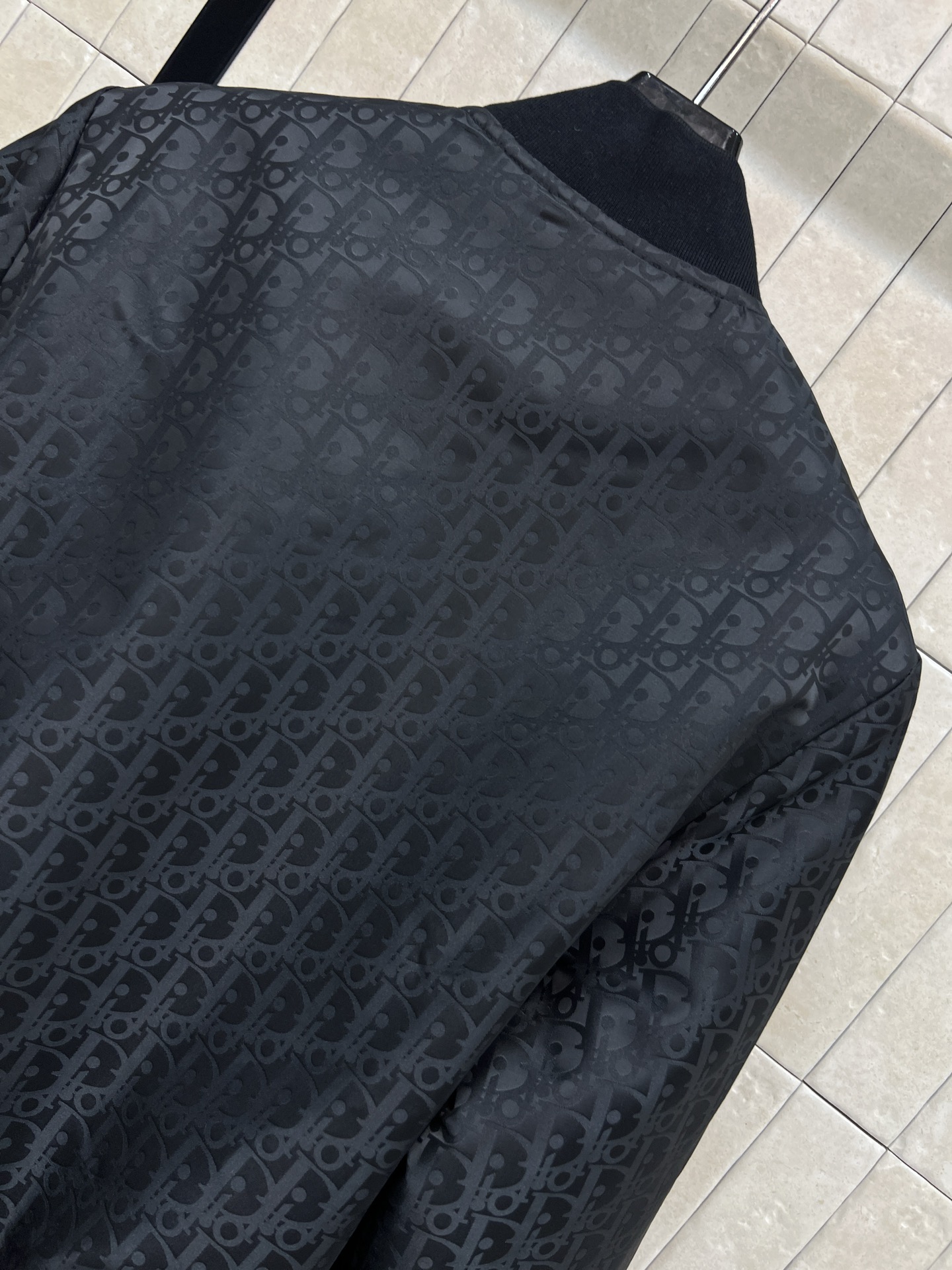 D家 25秋冬新款 D字母印花夹克棉服 立领拉链短款外套 采用logo提花面料拼接层次感 衣领衣摆袖口做