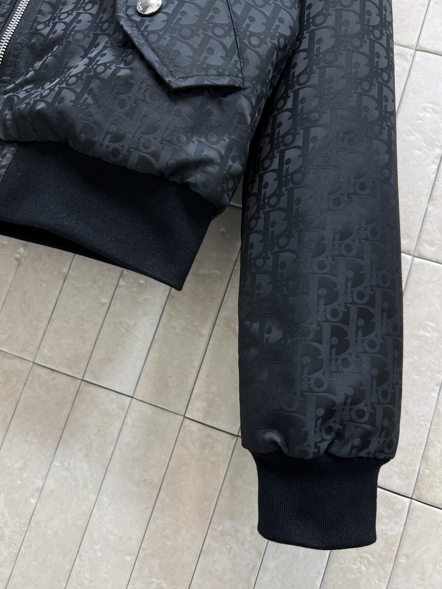 D家 25秋冬新款 D字母印花夹克棉服 立领拉链短款外套 采用logo提花面料拼接层次感 衣领衣摆袖口做