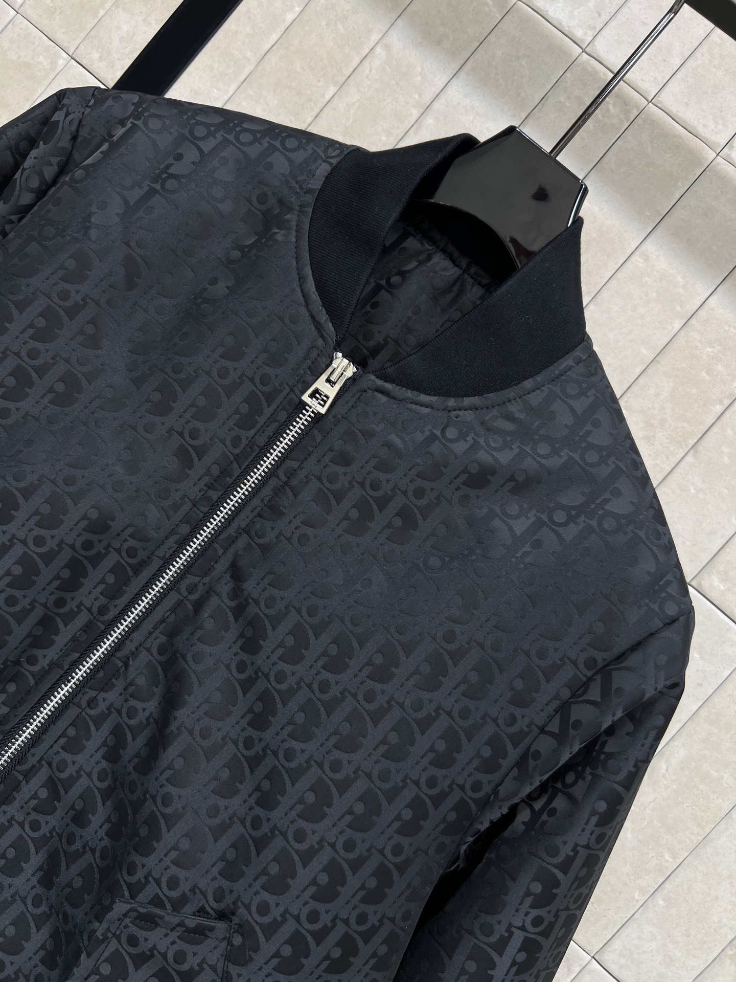 D家 25秋冬新款 D字母印花夹克棉服 立领拉链短款外套 采用logo提花面料拼接层次感 衣领衣摆袖口做