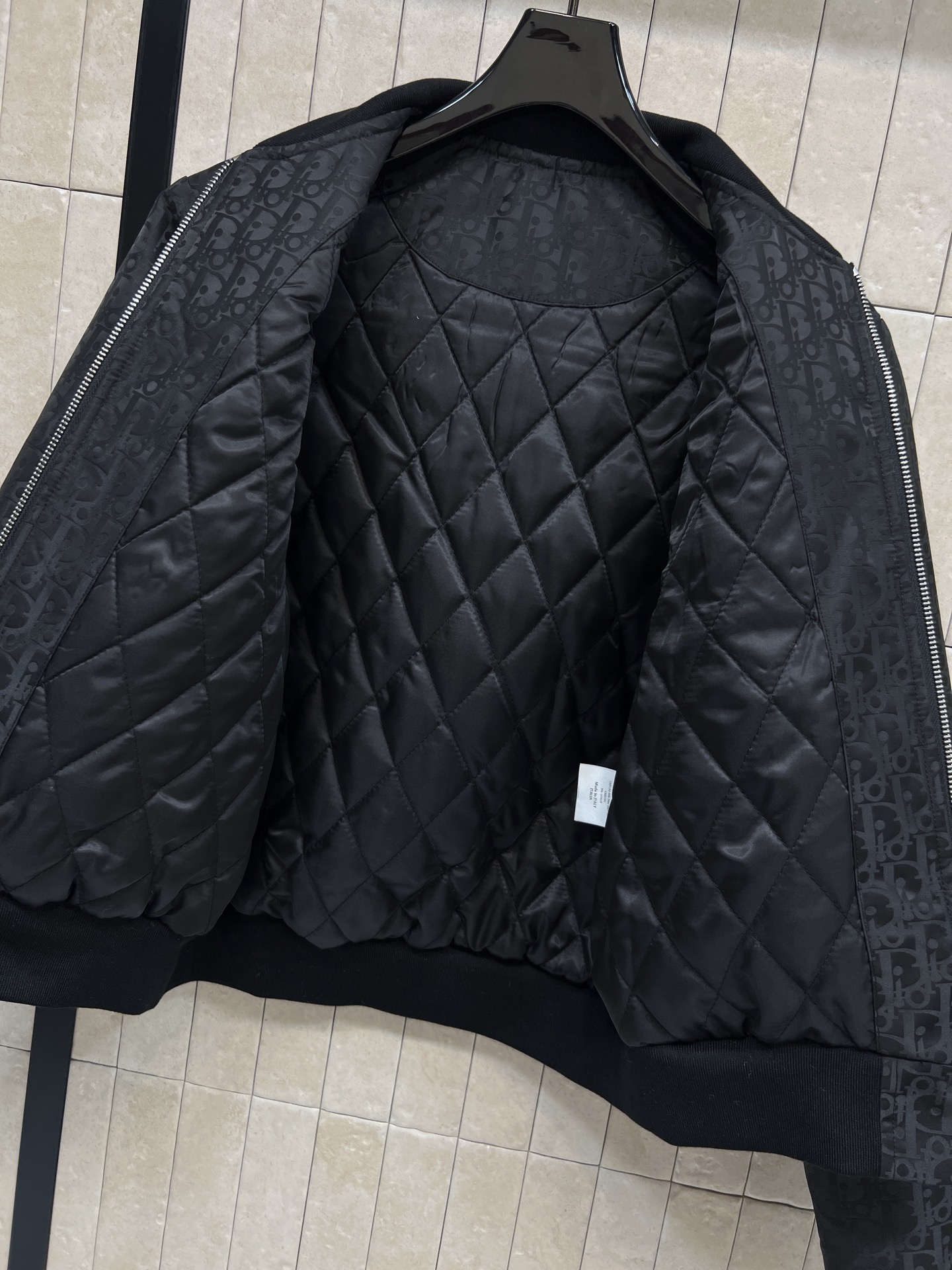 D家 25秋冬新款 D字母印花夹克棉服 立领拉链短款外套 采用logo提花面料拼接层次感 衣领衣摆袖口做