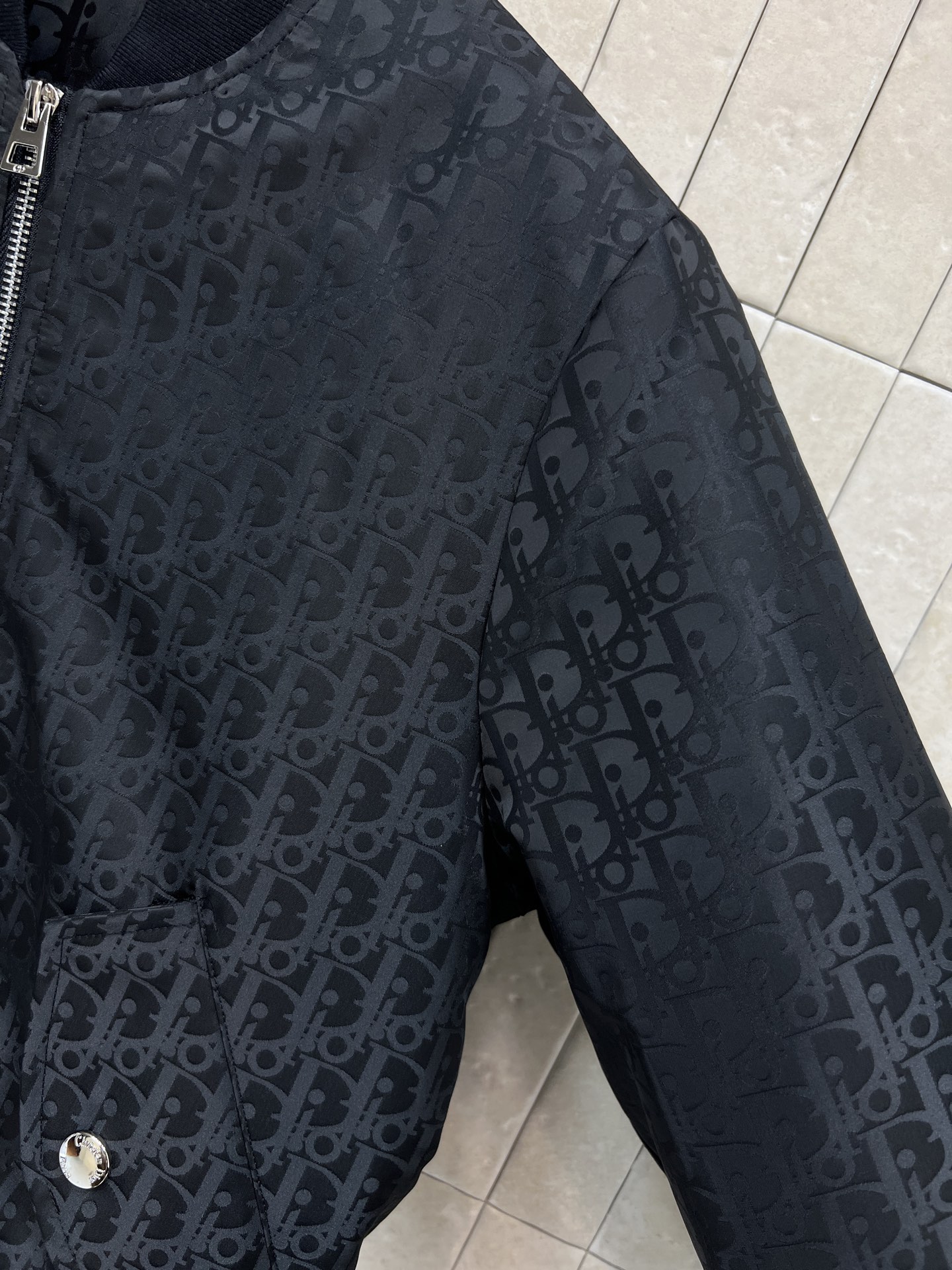 D家 25秋冬新款 D字母印花夹克棉服 立领拉链短款外套 采用logo提花面料拼接层次感 衣领衣摆袖口做