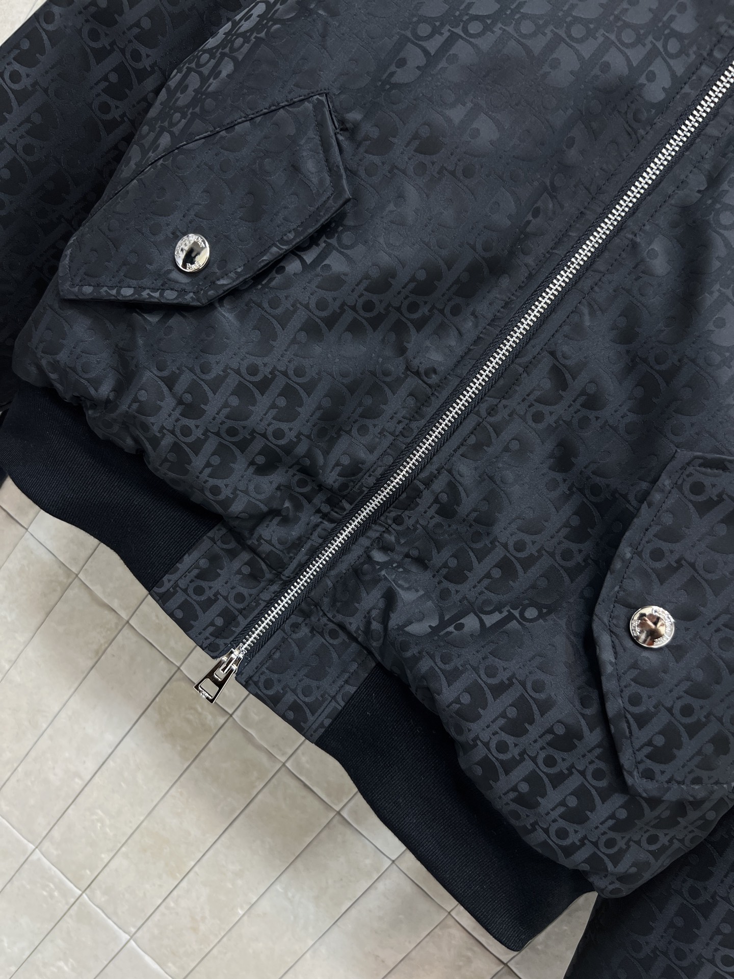 D家 25秋冬新款 D字母印花夹克棉服 立领拉链短款外套 采用logo提花面料拼接层次感 衣领衣摆袖口做