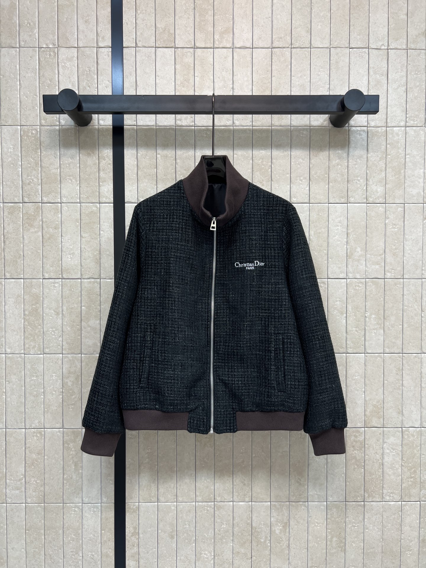 NO:605618,D's 25 new autumn and winter style tweed jacket with contrasting stand-up collar + zipper design, embroidered brand letter logo on the chest is very recognizable. The cuffs and hem are spliced ​​with threads. It is warm and comfortable. It is very suitable for autumn and winter. It is both casual and elegant. It can be easily used for commuting or light luxury occasions!  One color and three codes,,dior,jackets & coats,jackets & coats,alexander wang19860909D家 25秋冬新款 粗花呢夹克外套 撞色立领+拉链设计,胸前 品牌字母logo刺绣超有辨识度 袖口和下摆拼接螺纹 保暖又舒适 秋冬穿超合适~休闲与优雅兼具 通勤或轻奢场合都能轻松驾驭！一色三码,,dior,jackets & coats,jackets & coats,alexander wang,Women's clothing