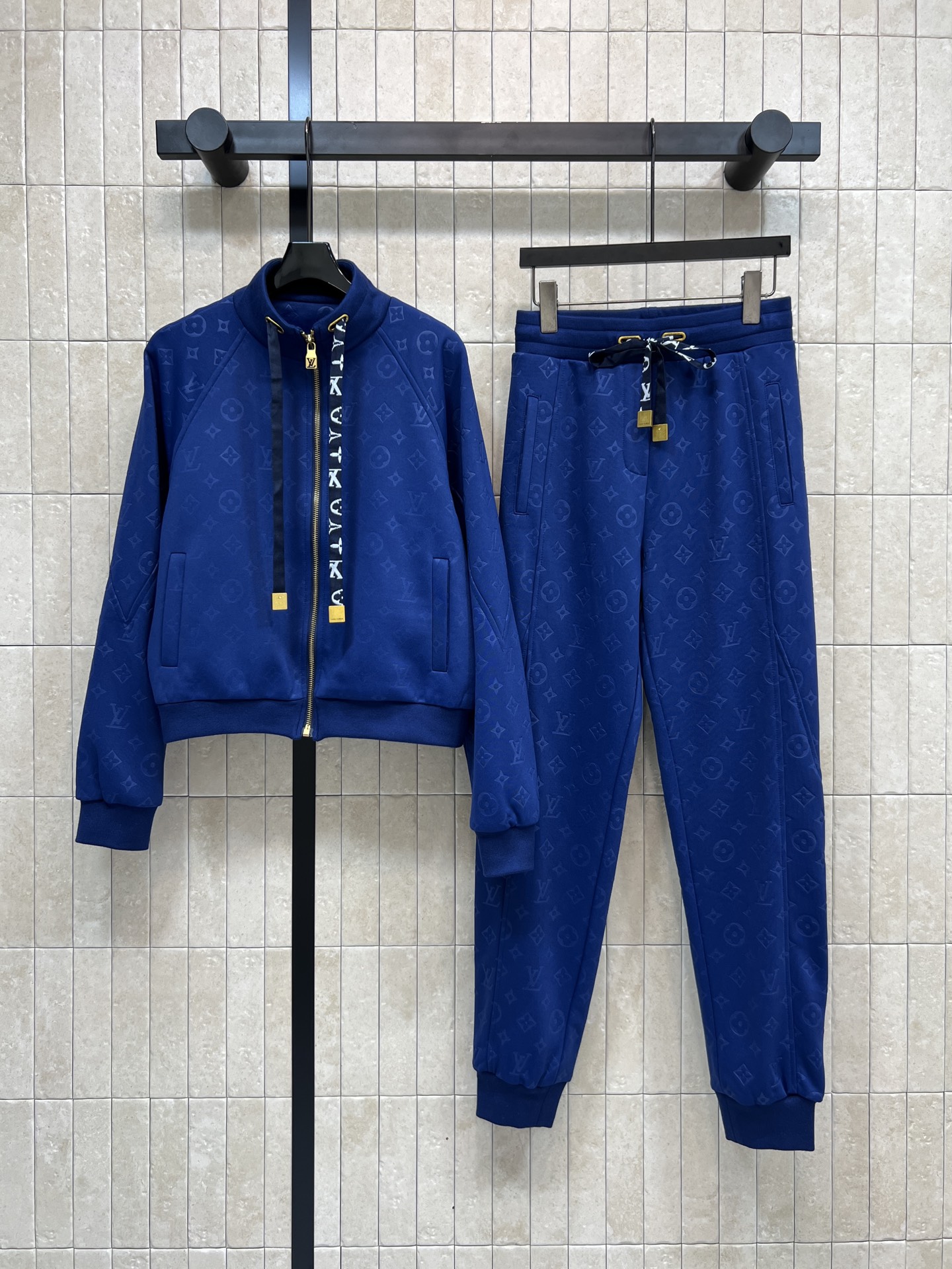 NO:605623,L's new autumn and winter 25 presbyopic jacquard sports suit, drawstring stand-up collar zipper jacket + high-waist leggings, classic presbyopic pattern, black classic style + blue style are super eye-catching!  High-quality cotton fabric, soft and comfortable, the first choice for daily casual wear. The zipper design is easy to put on and take off. The details are integrated with LV logo elements to highlight the brand identity. The loose fit is suitable for all body types. Pair with sports shoes or casual shoes to easily create a trendy look. Two colors and three sizes, louis vuitton, louis vuitton, sneakers, jackets & coats, alexander wang19860909L家 25秋冬新款 老花提花运动套装 抽绳立领拉链外套+高腰束脚裤 采用经典老花图案 黑色经典款+蓝色款超吸睛！高品质棉质面料 柔软舒适 日常休闲穿搭首选 拉链设计方便穿脱 细节融入LV标志元素 彰显品牌身份 宽松版型 适合各种体型 搭配运动鞋或休闲鞋 轻松打造潮流look两色三码,,louis vuitton,louis vuitton,sneakers,jackets & coats,alexander wang,Women's clothing