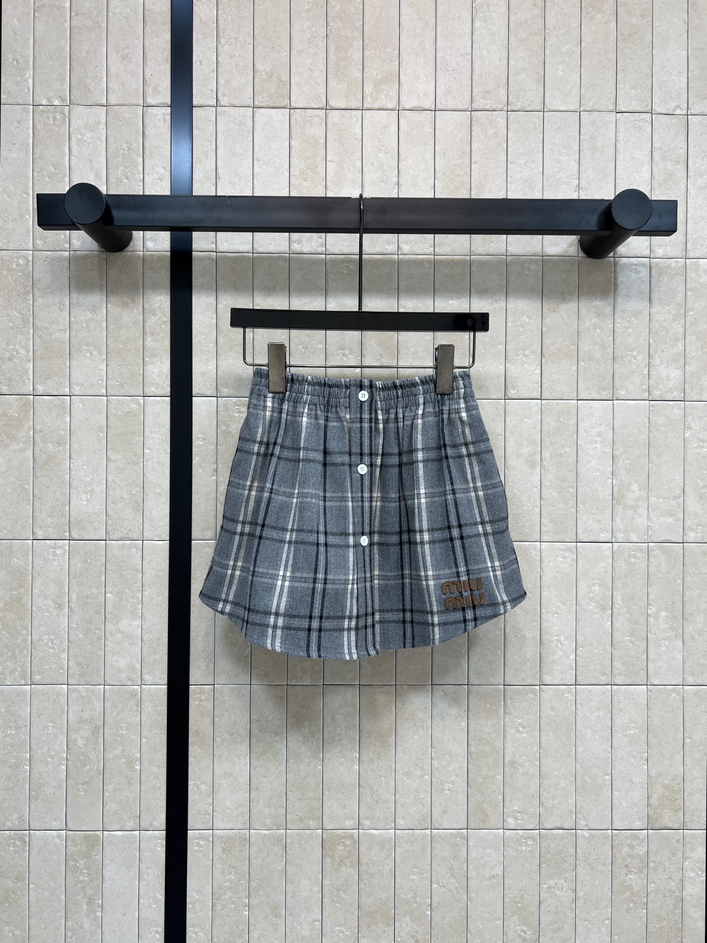 NO:605633,MIU's 25 new autumn and winter style gray plaid embroidered short skirt, full of retro college style, high-waisted A-line version + elastic waist single-breasted design, comfortable and slim, suitable for a variety of body shapes, brand embroidery embellishment at the lower corner of the skirt, exquisite details, highly recognizable!  Whether paired with a shirt or a sweater, you can easily create an elegant daily or light commute. One color, three sizes,,miumiu,skirts,shirts,alexander wang19860909MIU家 25秋冬新款 灰色格纹刺绣短裙 复古学院风满满 高腰A字版型+松紧腰单排扣设计 舒适又显瘦 适合多种身材 裙摆下角品牌刺绣点缀 细节精致 辨识度超高！无论搭配衬衫还是针织衫 都能轻松打造优雅日常或轻通勤出行 一色三码,,miumiu,skirts,shirts,alexander wang,Women's clothing