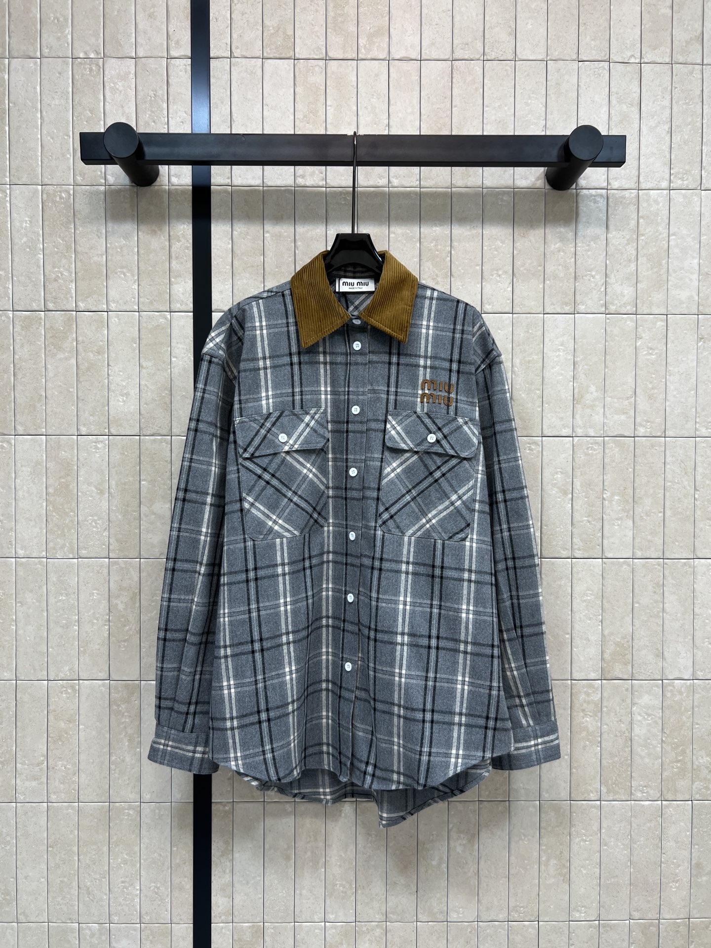 NO:605636,MIU home 25 new autumn and winter style gray plaid shirt, retro gray plaid + corduroy splicing neckline, full of college style, two flap pockets on the chest, practical and design sense, embroidered logo on the left chest is super exquisite ~ loose fit, it looks great with casual pants or jeans, can be worn for daily commuting, comfortable and fashionable, three sizes in one color,,miumiu,jeans,shirts,alexander wang19860909MIU家 25秋冬新款 灰色格纹衬衫 复古灰色格纹+灯芯绒拼接领口 学院风满满 胸前有两个翻盖口袋 实用又有设计感 左胸刺绣徽标超精致~宽松版型 随便搭配休闲裤or牛仔裤都很O 通勤日常都能穿 舒适又时髦 一色三码,,miumiu,jeans,shirts,alexander wang,Women's clothing