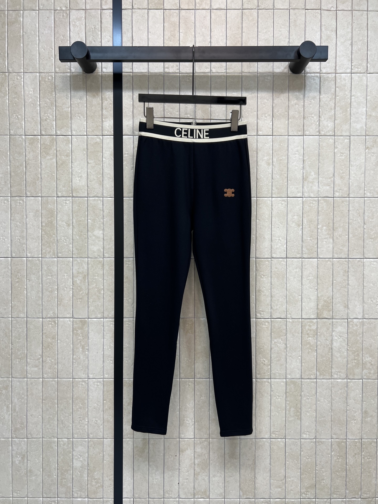 NO:606098,CE Home 25 new autumn and winter new Arc de Triomphe logo embroidered leggings, simple and recognizable!  White ribbed logo letter printed elastic waistband, brown leather embroidered logo embellishment, low-key yet a bit retro and fashionable, perfect for recognition!  It is comfortable and versatile to wear. It goes well with either a sweatshirt or a T-shirt. It is easy to get a casual and high-end feel ~ one color and three sizes, hoodie, sweatshirts, tees, t-shirt, alexander wang19860909CE家 25秋冬新款 凯旋门徽标刺绣打底裤 简约又有辨识度！裤腰白色罗纹logo字母印花松紧腰 棕色皮革刺绣logo 点缀 低调中带点复古时髦 辨识度满分！穿着舒适又百搭 无论配卫衣还是T恤都很OK 轻松get休闲高级感~一色三码,,hoodie,sweatshirts,tees，t-shirt,alexander wang,Women's clothing