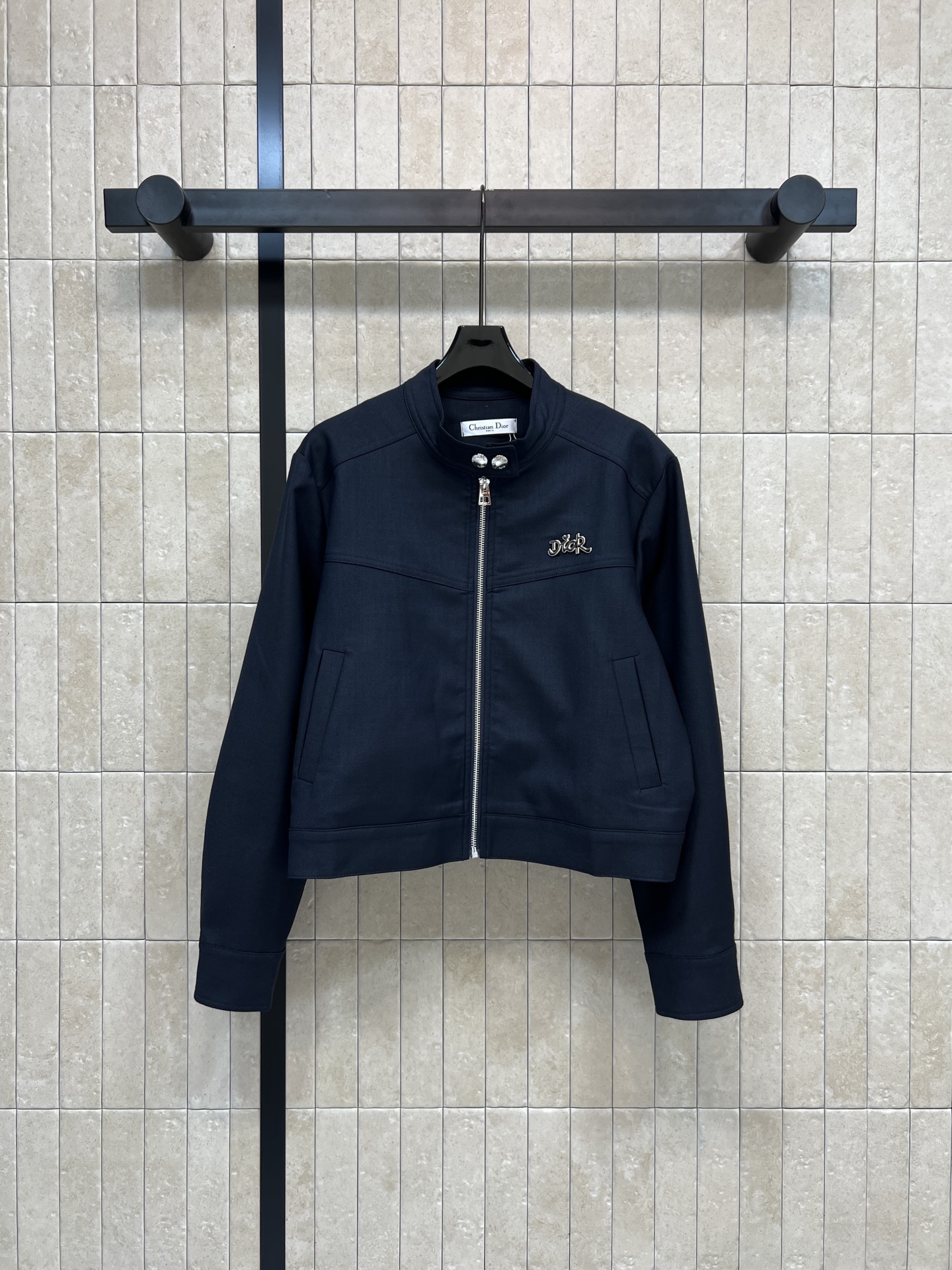 NO:606081,D Home 25 new autumn and winter style metal logo logo stand collar jacket with zipper design + metal logo logo on the chest. Low-key yet luxurious. Pockets on both sides are very practical. Loose fit. Very stylish with casual pants or jeans. Eye-catching in one second. Simple and advanced to reduce age. Looks good no matter how you match it. Easy to control for all kinds of people. Two colors and three sizes, dior, jeans, jackets & coats, jackets & coats, alexander wang19860909D家 25秋冬新款 金属logo徽标立领夹克外套 拉链设计+胸前金属logo徽标 低调中透着奢华感 两侧口袋超实用 宽松版型 随便搭休闲裤or牛仔裤都很有型 一秒的吸睛抢镜 简约高级减龄 怎么搭配都好看 属于各种人都轻松驾驭 两色三码,,dior,jeans,jackets & coats,jackets & coats,alexander wang,Women's clothing