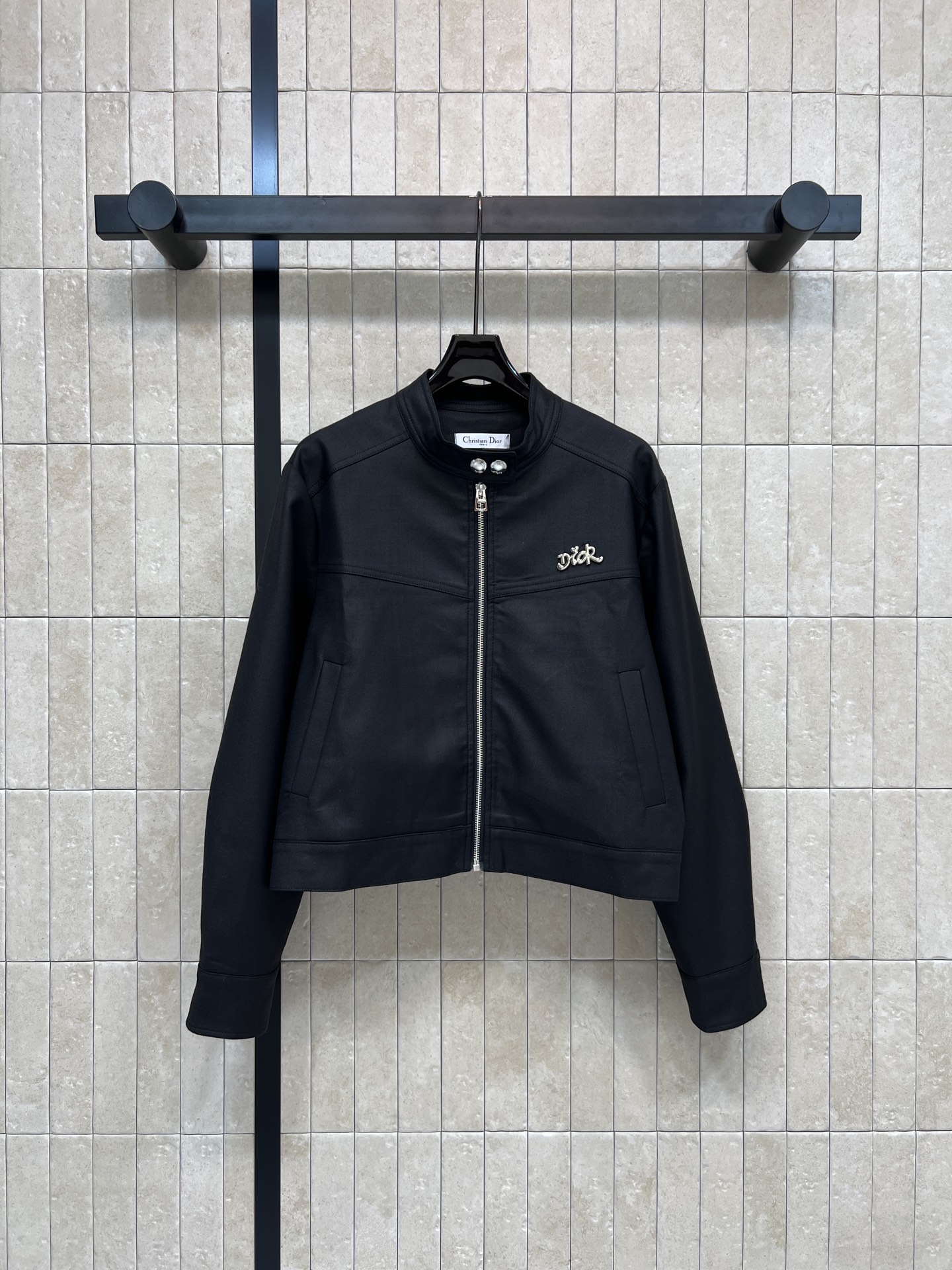 NO:606087,D Home 25 new autumn and winter style metal logo logo stand collar jacket with zipper design + metal logo logo on the chest. Low-key yet luxurious. Pockets on both sides are very practical. Loose fit. Very stylish with casual pants or jeans. Eye-catching in one second. Simple and advanced to reduce age. Looks good no matter how you match it. Easy to control for all kinds of people. Two colors and three sizes, dior, jeans, jackets & coats, jackets & coats, alexander wang19860909D家 25秋冬新款 金属logo徽标立领夹克外套 拉链设计+胸前金属logo徽标 低调中透着奢华感 两侧口袋超实用 宽松版型 随便搭休闲裤or牛仔裤都很有型 一秒的吸睛抢镜 简约高级减龄 怎么搭配都好看 属于各种人都轻松驾驭 两色三码,,dior,jeans,jackets & coats,jackets & coats,alexander wang,Women's clothing