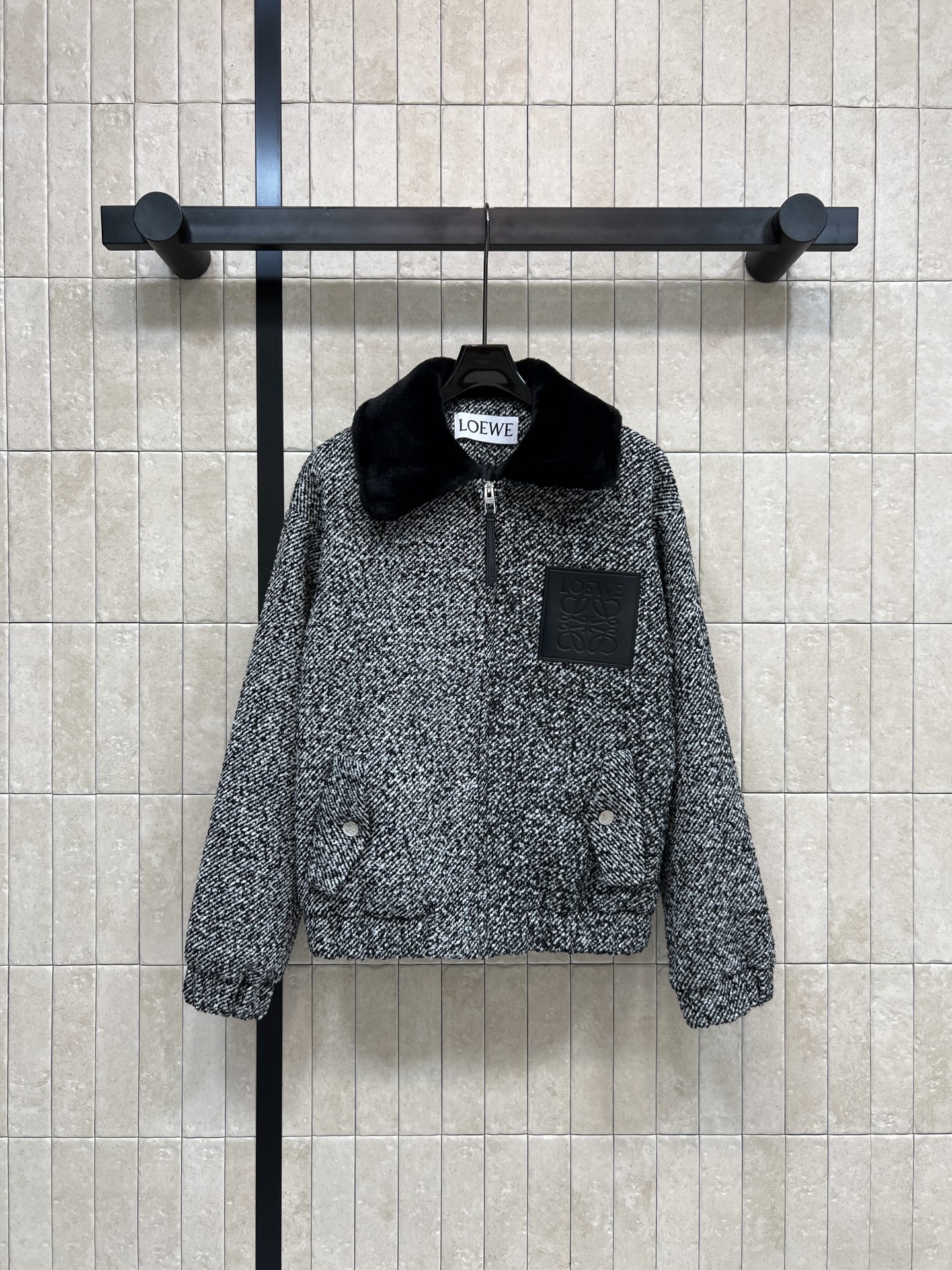 NO:606093,LW’s 25 new autumn and winter style lamb fur collar tweed jacket, black and white blended tweed fabric, retro and fashionable!  Lined in black, soft lambswool lapels at the neck, warm and layered. The leather plaque with the logo on the chest is highly recognizable. The zipper design is easy to put on and take off. The cuffs and hem are elasticated and windproof. Suitable for daily or casual occasions in autumn and winter. Three sizes in one color. SML,,jackets & coats,alexander wang19860909LW家 25秋冬新款 羊羔毛领粗花呢夹克 黑白混纺粗花呢面料 复古又时髦！内衬黑色 领口柔软羊羔毛翻领 保暖又有层次感 胸前logo徽标皮革饰牌超有辨识度 拉链设计方便穿脱 袖口和下摆松紧收口 防风力满分 秋冬日常或休闲场合都很适合 一色三码 SML,,jackets & coats,alexander wang,Women's clothing