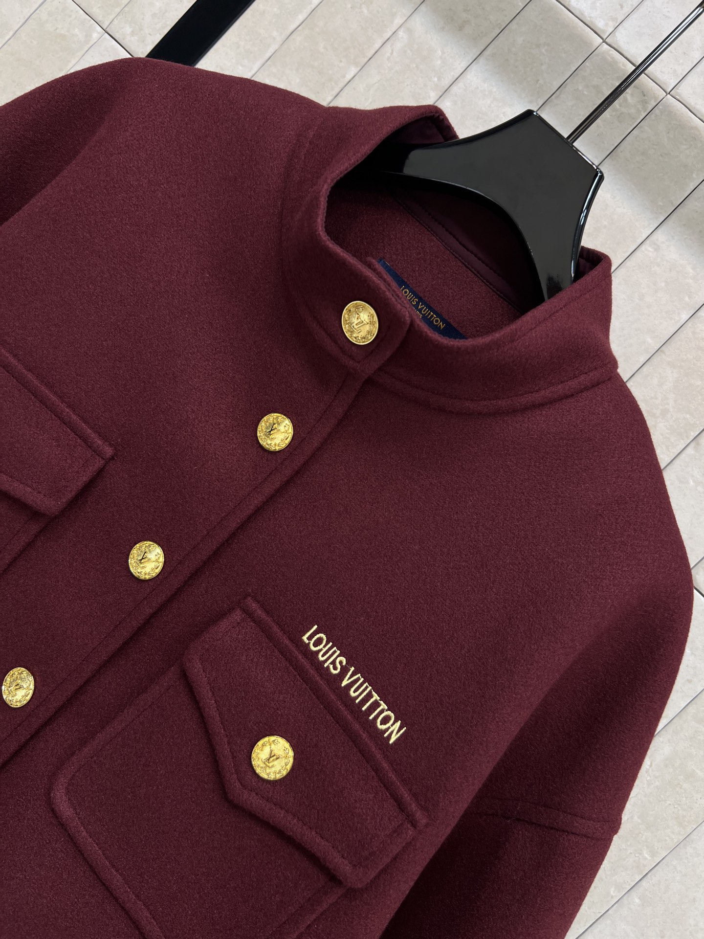 L家 25秋冬新款 金属扣毛呢立领夹克外套 立领设计+定制logo图案金色纽扣 简约又有细节 秋冬穿超合