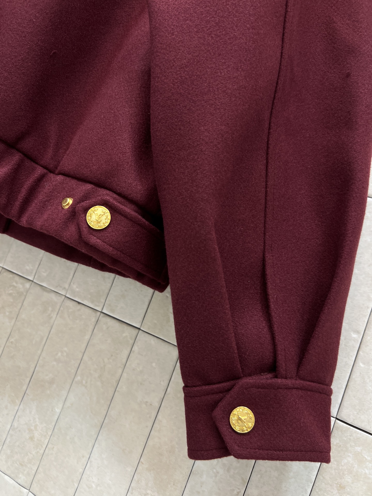 L家 25秋冬新款 金属扣毛呢立领夹克外套 立领设计+定制logo图案金色纽扣 简约又有细节 秋冬穿超合