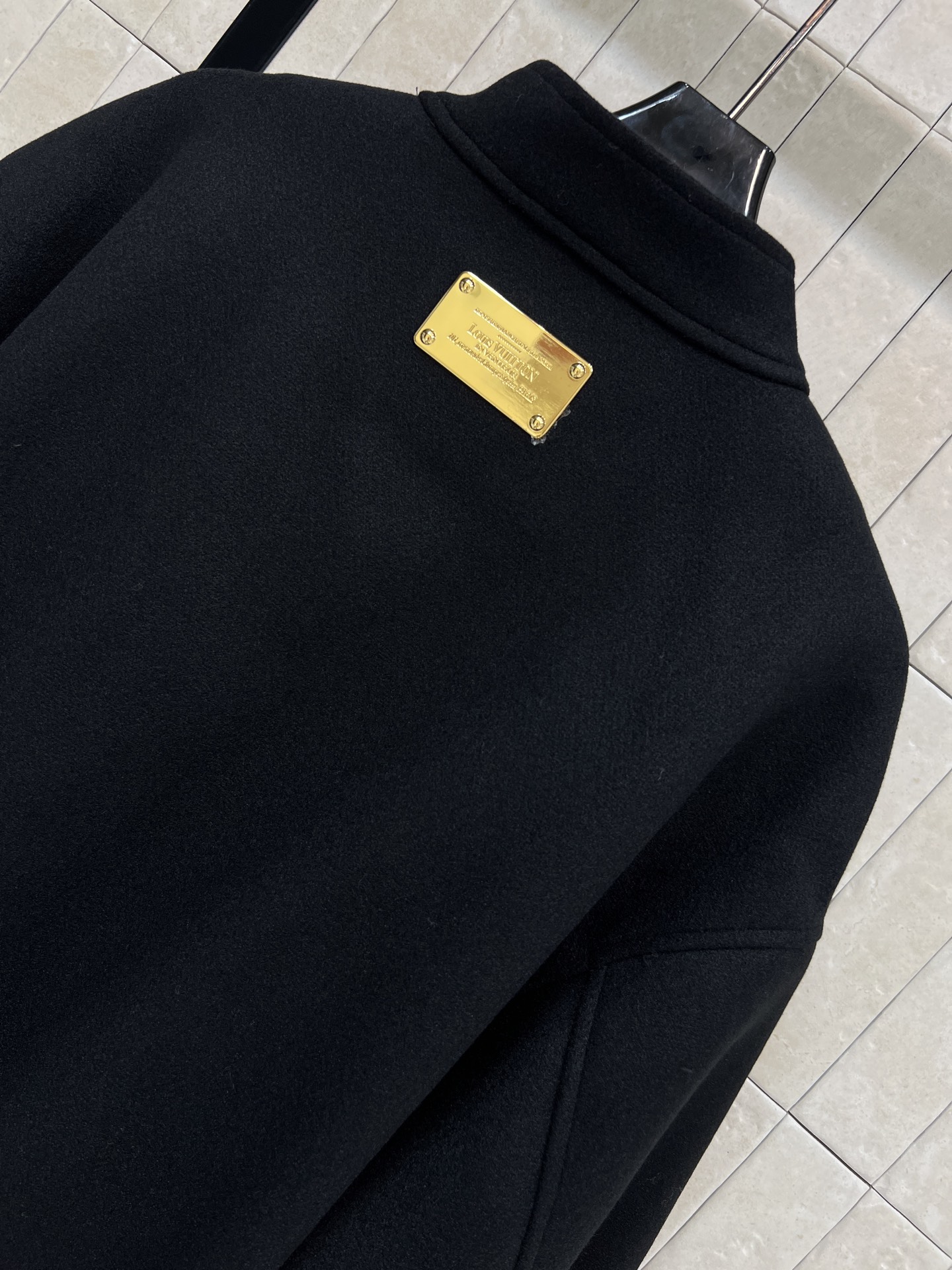 L家 25秋冬新款 金属扣毛呢立领夹克外套 立领设计+定制logo图案金色纽扣 简约又有细节 秋冬穿超合