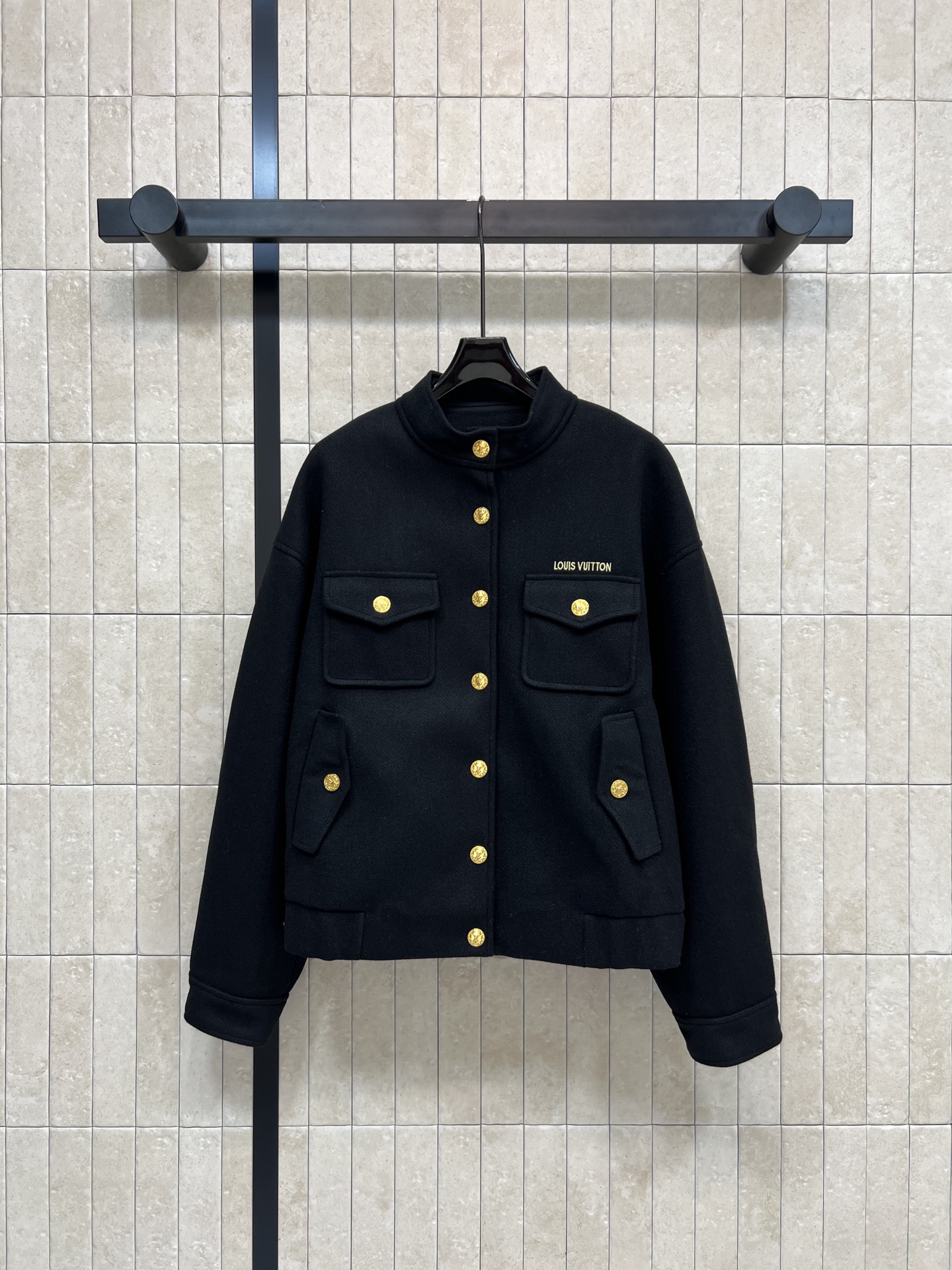 NO:606105,L's 25 new autumn and winter style metal buckle woolen stand-up collar jacket, stand-up collar design + custom logo pattern gold buttons, simple and detailed, perfect for autumn and winter!  Letter logo embroidered on the chest, perfect brand recognition, loose fit, suitable for layering or wearing alone, can be easily used for commuting and leisure ~ two colors and three sizes Size/S-M-L,, louis vuitton, jackets & coats, jackets & coats, alexander wang19860909L家 25秋冬新款 金属扣毛呢立领夹克外套 立领设计+定制logo图案金色纽扣 简约又有细节 秋冬穿超合适！胸前字母logo刺绣 品牌辨识度满分 宽松版型 叠穿or单穿都很OK 通勤休闲都能轻松驾驭~两色三码Size/S-M-L,,louis vuitton,jackets & coats,jackets & coats,alexander wang,Women's clothing