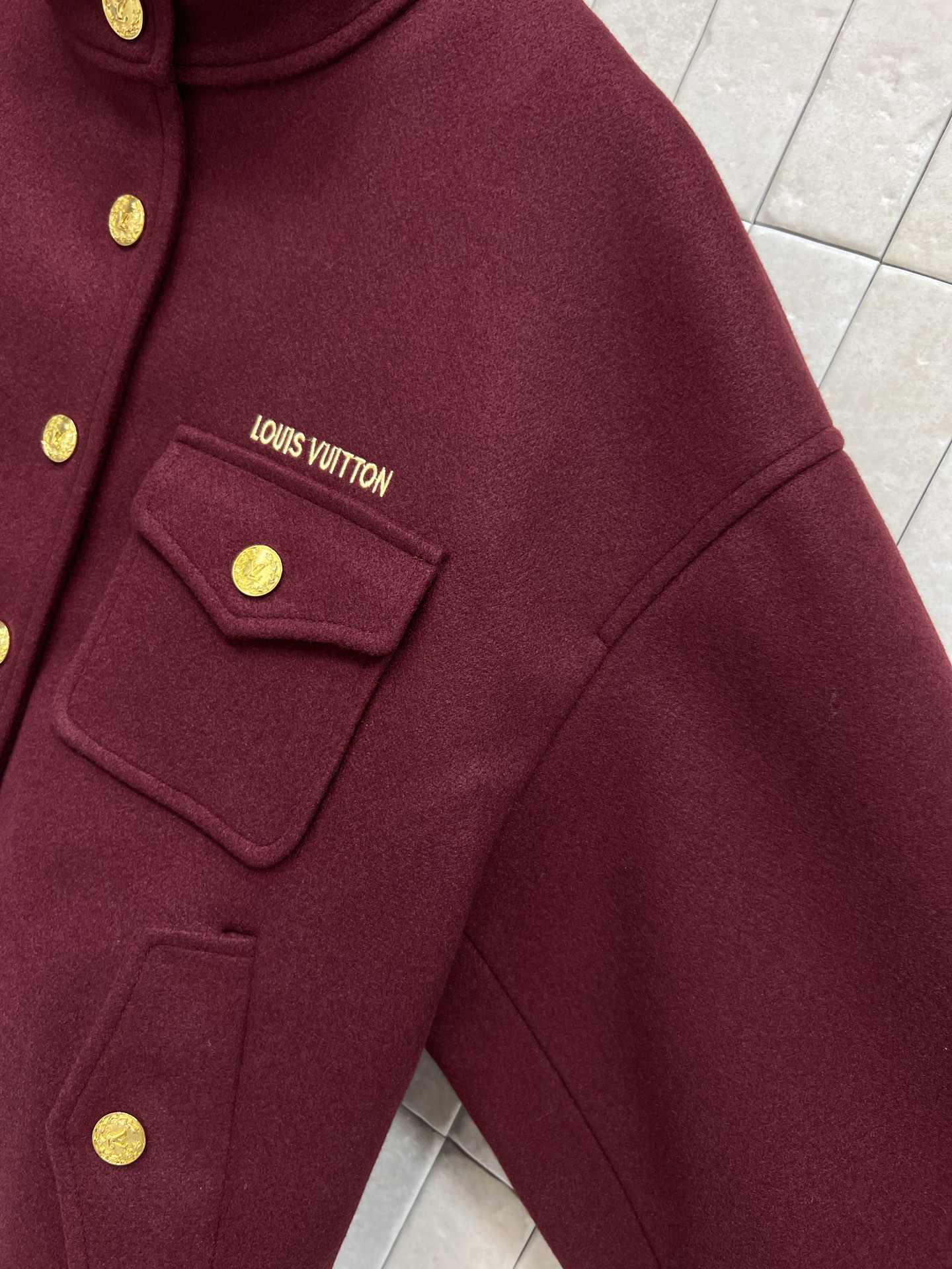 L家 25秋冬新款 金属扣毛呢立领夹克外套 立领设计+定制logo图案金色纽扣 简约又有细节 秋冬穿超合