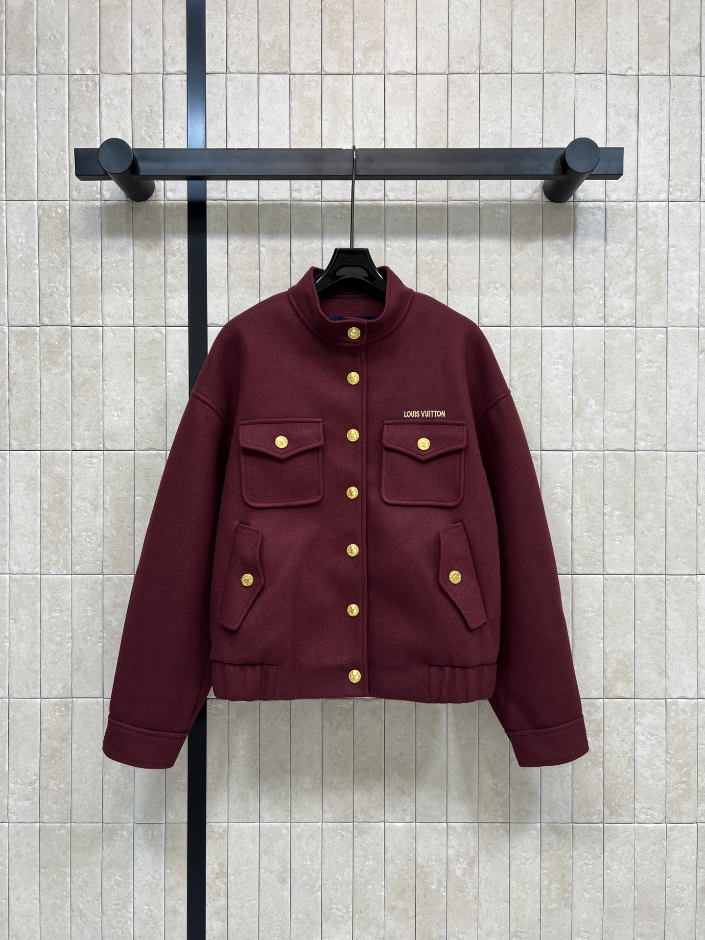 NO:606099,L's 25 new autumn and winter style metal buckle woolen stand-up collar jacket, stand-up collar design + custom logo pattern gold buttons, simple and detailed, perfect for autumn and winter!  Letter logo embroidered on the chest, perfect brand recognition, loose fit, suitable for layering or wearing alone, can be easily used for commuting and leisure ~ two colors and three sizes Size/S-M-L,, louis vuitton, jackets & coats, jackets & coats, alexander wang19860909L家 25秋冬新款 金属扣毛呢立领夹克外套 立领设计+定制logo图案金色纽扣 简约又有细节 秋冬穿超合适！胸前字母logo刺绣 品牌辨识度满分 宽松版型 叠穿or单穿都很OK 通勤休闲都能轻松驾驭~两色三码Size/S-M-L,,louis vuitton,jackets & coats,jackets & coats,alexander wang,Women's clothing