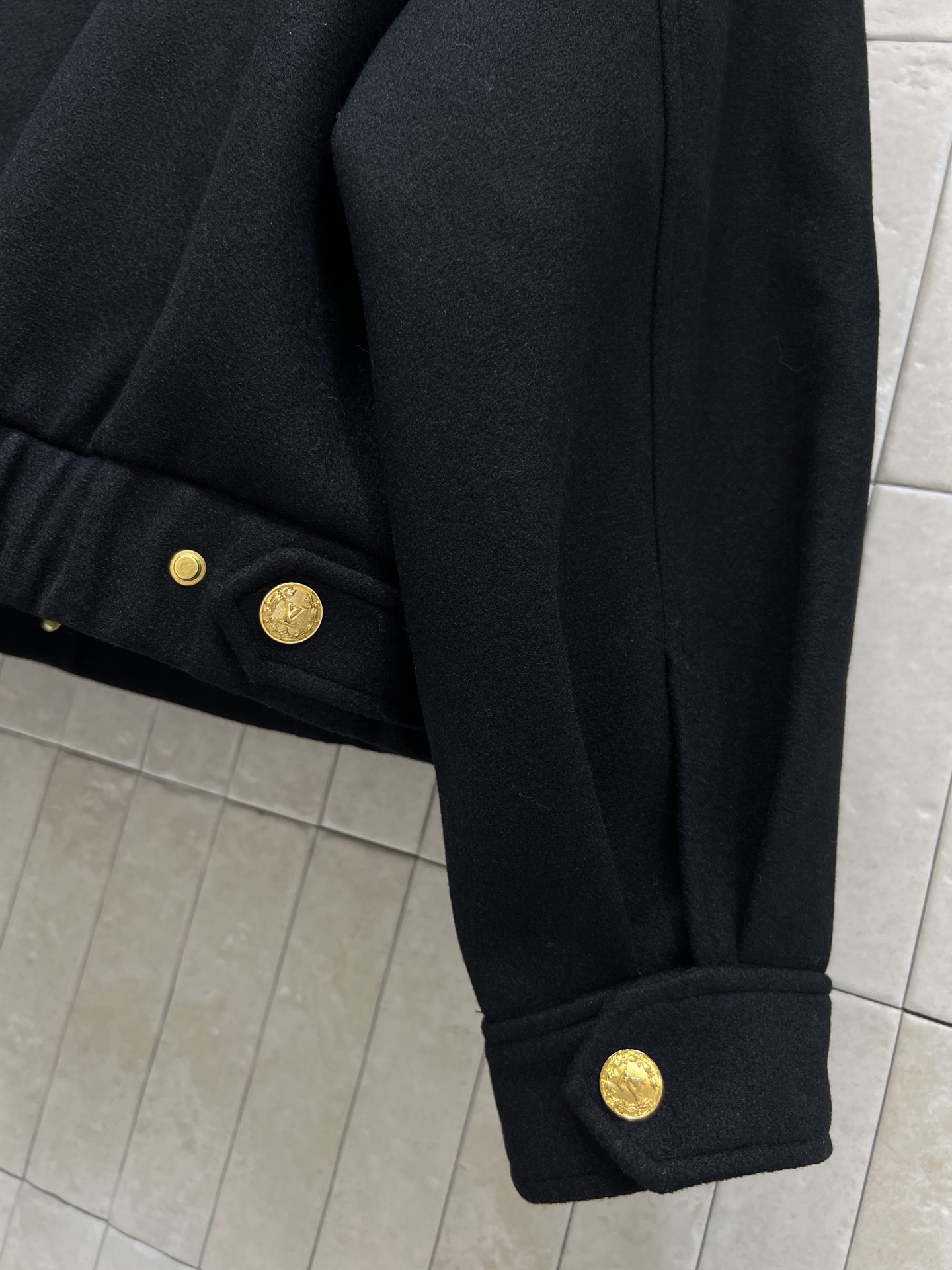 L家 25秋冬新款 金属扣毛呢立领夹克外套 立领设计+定制logo图案金色纽扣 简约又有细节 秋冬穿超合