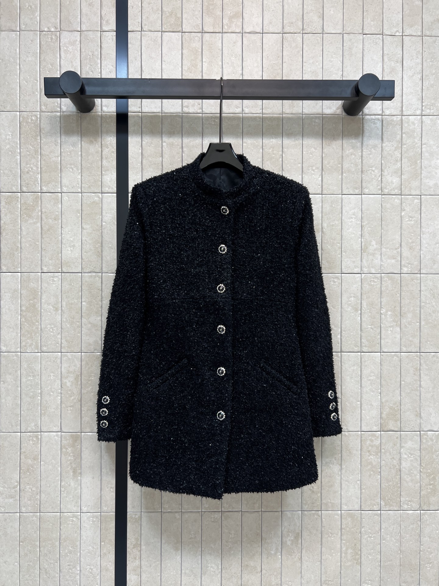 NO:606088,Xiaoxiangjia 25 autumn and winter new style black tweed stand-up collar jacket Xiaoxiangfeng tweed jacket is exquisite and slimming. The mid-length silhouette is white and has a high-end black temperament. The h version is more showy and has a good proportion. It is very tolerant. It is not picky. The exquisite stand-up collar design does not pick up the face shape. It is simple and versatile. It goes well with skirts or slim pants. It can be easily used in commuting or formal occasions. Three sizes in one color/S-M-L,,chanel,skirts,jackets  & coats,alexander wang19860909小香家 25秋冬新款 黑色粗花呢立领外套 小香风粗花呢外套精致又显瘦 中长款廓型显白又高级的黑色气质拿捏 h版型更显身材好比例包容性很赞 绝不挑人 精致的立领设计不挑脸型 简约百搭 搭配裙装或修身裤都很出彩 通勤或正式场合都能轻松驾驭 一色三码size/S-M-L,,chanel,skirts,jackets & coats,alexander wang,Women's clothing