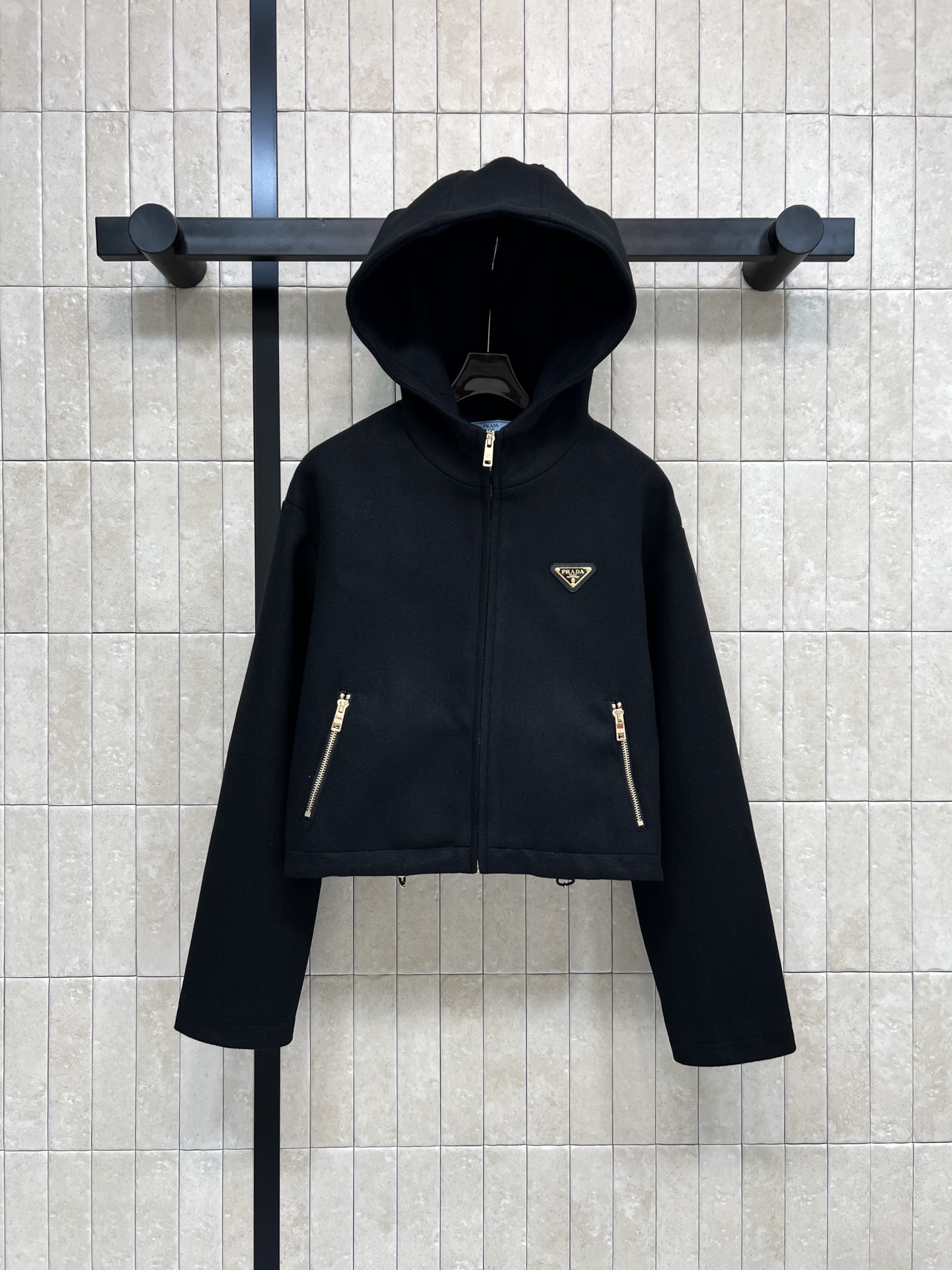 NO:606091,PD Home's new autumn and winter 25 black wool triangle short jacket is soft and comfortable, super warm for autumn and winter!  Hooded + zipper design, metal zipper embellishment, simple and detailed, classic triangle logo decoration on the chest, super recognizable, fashionable and versatile, hooded loose short version looks great with high-waisted pants or skirts, easy to create high-end casual style, one color, three sizes, SML, dior, skirts, jackets & coats, hats, alexander wang19860909PD家 25秋冬新款 黑色羊毛三角标短外套 柔软舒适 秋冬穿超暖！连帽+拉链设计 金属拉链点缀 简约又有细节感 胸前经典三角标装饰 超有辨识度 时尚百搭 连帽宽松短款版型搭高腰裤或裙都很出彩 轻松打造高级休闲风 一色三码 SML,,dior,skirts,jackets & coats,hats,alexander wang,Women's clothing