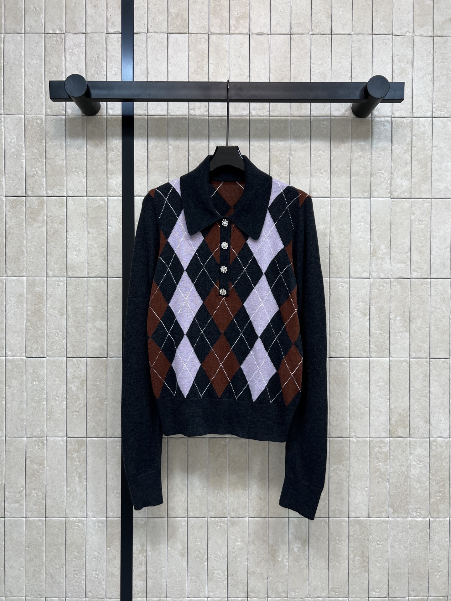 NO:606103,Self25 autumn and winter diamond knitted Polo collar long-sleeved shirt. Made of high-quality wool blend. Soft and warm. Classic diamond pattern + college style design. Super retro Polo collar + crystal button placket in red, brown, black and purple colors. Exquisite details. Full of British temperament. Slim fit. Pair with pleated skirt or jeans. Easily get elegant and playful college style in one color and three sizes. SML,,skirts,jeans,alexander wang19860909Self25秋冬秋冬 菱格针织Polo领长袖衫 采用高品质羊毛混纺 柔软保暖 经典菱格纹+学院风设计 红棕黑紫配色超复古 Polo领+水晶纽扣开襟 细节精致 英伦气质满满 版型修身 搭配百褶裙或牛仔裤 轻松get优雅俏皮学院风一色三码 SML,,skirts,jeans,alexander wang,Women's clothing