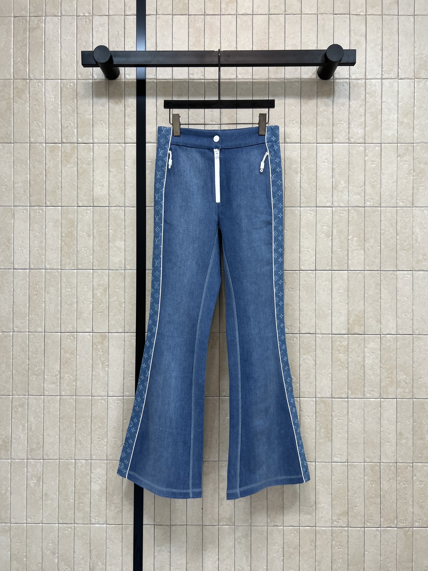 NO:606803,L's 25 new autumn and winter style presbyopic splicing bootcut jeans with a great upper body effect. High waist design and bootcut trousers. Retro color scheme. Classic and timeless. Customized presbyopia denim fabric. Great texture. The upper body perfectly raises the waistline and makes it easy to have long legs. Micro flare design on the trouser legs. Retro and fashionable. Side splicing presbyopic denim embellishment. Full marks for details!  The zipper at the back of the trouser legs is adjustable, making it suitable for daily wear or outdoor use. Pair it with a crop top or sneakers to easily get a fashionable look!  Two colors and four sizes S-M-L- XL,,louis vuitton,sneakers,jeans,alexander wang19860909L家 25秋冬新款 老花拼接微喇牛仔裤 上身效果嘎嘎好 高腰设计微喇的裤型 复古配色 经典耐看不过时 定制老花牛仔面料 质感超赞 上身完美的提高腰线轻松拥有大长腿 裤脚微喇叭设计 复古又时髦 侧边拼接老花牛仔点缀 细节满分！ 后面裤脚拉链可调 日常穿搭或户外都很OK卡 搭配短款上衣or运动鞋 轻松get时尚造型！两色四码 S-M-L- XL,,louis vuitton,sneakers,jeans,alexander wang,Women's clothing