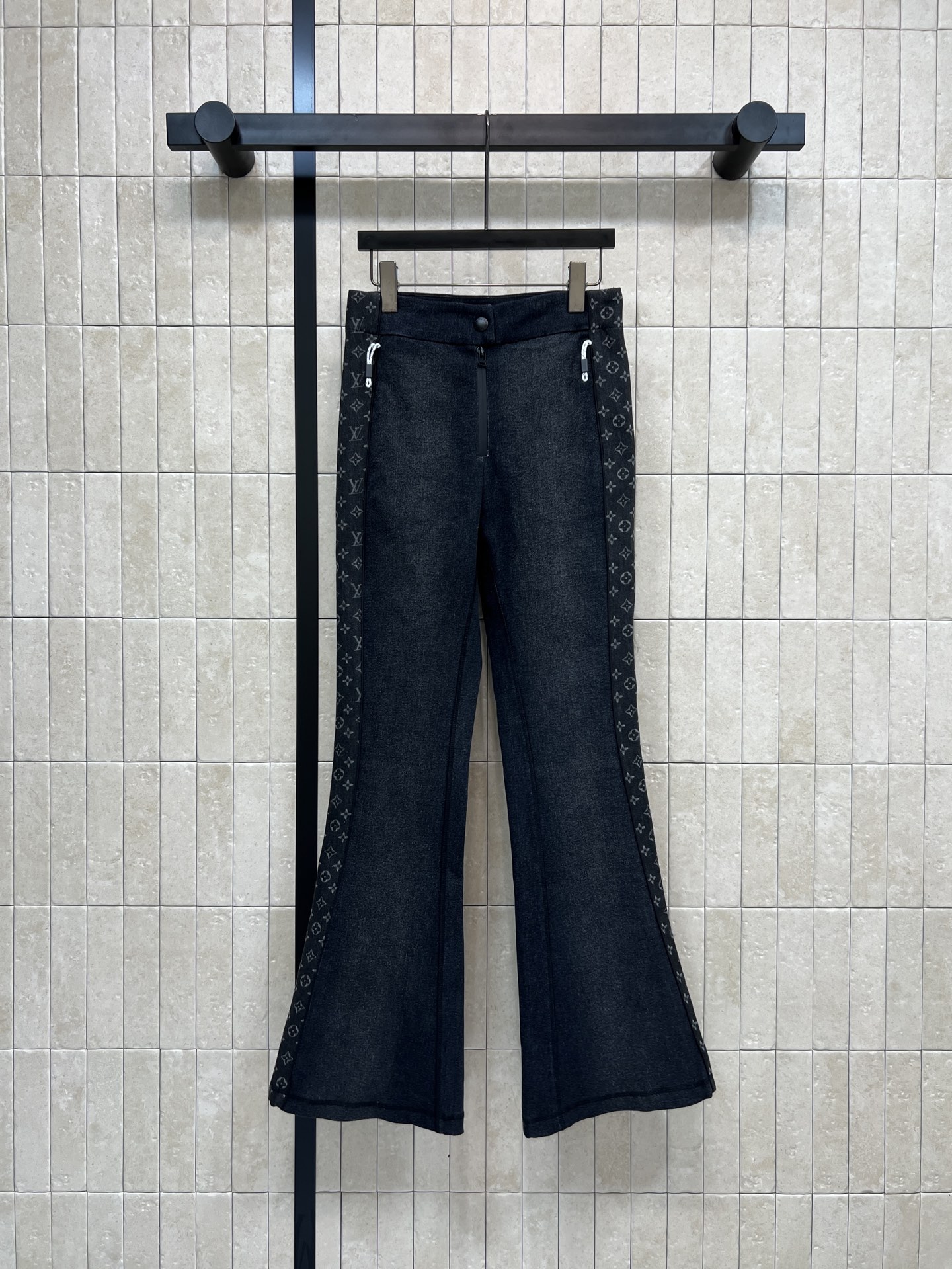 NO:606800,L's 25 new autumn and winter style presbyopic splicing bootcut jeans with a great upper body effect. High waist design and bootcut trousers. Retro color scheme. Classic and timeless. Customized presbyopia denim fabric. Great texture. The upper body perfectly raises the waistline and makes it easy to have long legs. Micro flare design on the trouser legs. Retro and fashionable. Side splicing presbyopic denim embellishment. Full marks for details!  The zipper at the back of the trouser legs is adjustable, making it suitable for daily wear or outdoor use. Pair it with a crop top or sneakers to easily get a fashionable look!  Two colors and four sizes S-M-L- XL,,louis vuitton,sneakers,jeans,alexander wang19860909L家 25秋冬新款 老花拼接微喇牛仔裤 上身效果嘎嘎好 高腰设计微喇的裤型 复古配色 经典耐看不过时 定制老花牛仔面料 质感超赞 上身完美的提高腰线轻松拥有大长腿 裤脚微喇叭设计 复古又时髦 侧边拼接老花牛仔点缀 细节满分！ 后面裤脚拉链可调 日常穿搭或户外都很OK卡 搭配短款上衣or运动鞋 轻松get时尚造型！两色四码 S-M-L- XL,,louis vuitton,sneakers,jeans,alexander wang,Women's clothing