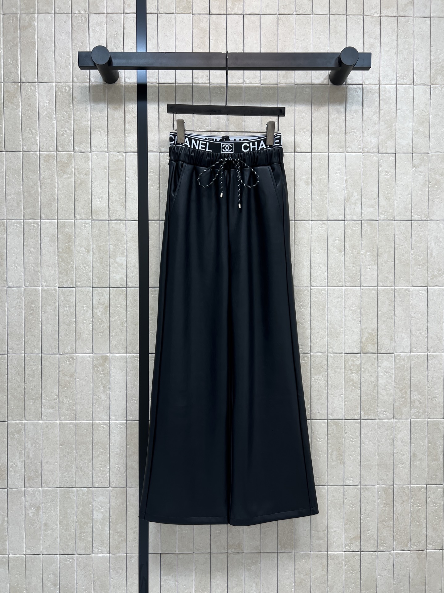 NO:606814,Xiaoxiangjia 25 new autumn and winter style leather elastic waist wide-leg pants, classic double C printed elastic waistband, double waist drawstring design is super recognizable!  The pants are loose and straight, with perfect drape. They are elegant and comfortable when walking. You can easily wear them with a T-shirt or a shirt to create a relaxed and high-end look. They are suitable for daily leisure or vacation ~ one color and three sizes. SML,,chanel,shirts,tees,t-shirt,alexander wang19860909小香家 25秋冬新款 皮革松紧腰阔腿裤 经典双C印花松紧腰带 双腰头抽绳设计超有辨识度！裤型宽松直筒 垂坠感满分 走路飘逸又舒适 无论搭T恤还是衬衫 都能轻松穿出松弛高级感 日常休闲或度假都很适合~一色三码 SML,,chanel,shirts,tees，t-shirt,alexander wang,Women's clothing