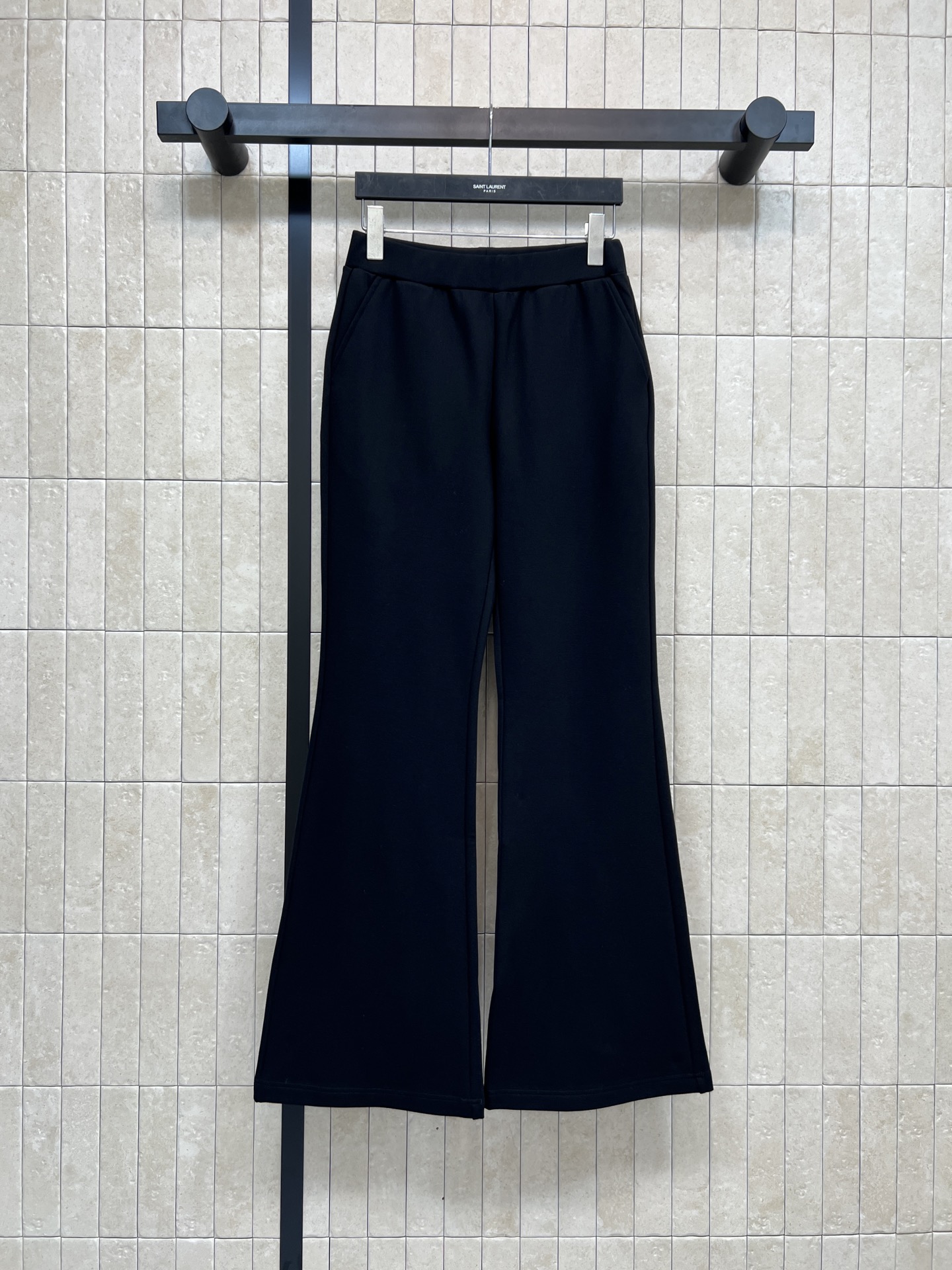 NO:606787,SLP Home 25 new autumn and winter logo embroidered high-waisted black pants with slight flares. The high-waisted design is super comfortable. Suitable for all kinds of body shapes. The flared pants shape modify the leg shape and make the legs slimmer and longer. The YSl pattern is embellished with gold thread embroidery on the back. The fabric is soft and not easy to wrinkle. It is also very warm to wear in autumn and winter. The pear-shaped figure is friendly and can be easily managed for commuting and leisure~one color and three sizes. SML,,loro piana,saint laurent,alexander wang19860909SLP家 25秋冬新款 logo刺绣高腰微喇小黑裤 高腰设计超舒适 适合各种身材 微喇裤型修饰腿型 显瘦显腿长 后面口金线刺绣YSl图案点缀 面料柔软不易皱 秋冬穿也很暖 梨形身材友好 通勤休闲都能轻松驾驭~一色三码 SML,,loro piana,saint laurent,alexander wang,Women's clothing