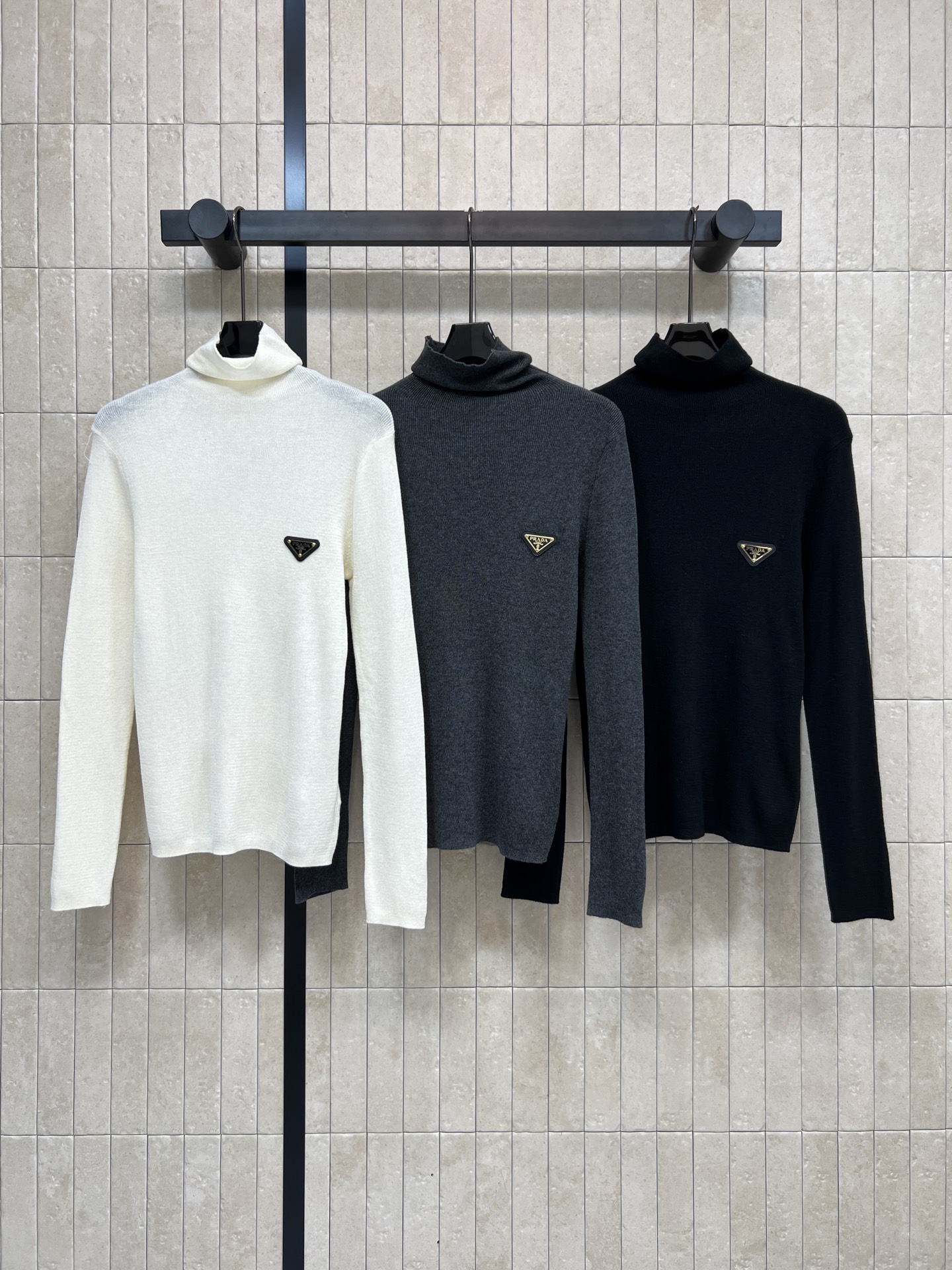 NO:606795,PD Home's 25 new autumn and winter style triangle turtleneck wool bottoming shirt is made of wool blend, soft and warm, super comfortable to wear in autumn and winter!  The classic high collar design modifies the neck line. It can also block the wind and is very practical. The triangular metal logo on the chest is very recognizable. It is simple and high-end. It can be easily matched with black and gray. It is suitable for commuting and leisure. Three colors and three codes SML, dior, alexander wang19860909PD家 25秋冬新款 三角标高领羊毛打底衫 采用羊毛混纺 柔软又保暖 秋冬穿超舒服！经典高领设计修饰颈部线条 还能挡风,实用性满分 胸前三角金属徽标超有辨识度 简约又有高级感 黑白灰都能轻松搭配 通勤休闲都很适合 三色三码 SML,,dior,alexander wang,Women's clothing