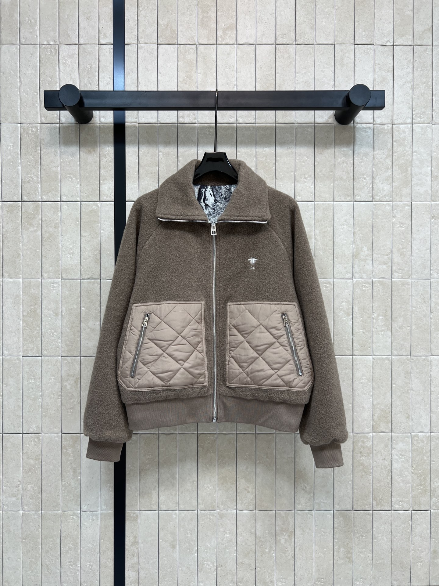 NO:606801,D's 25 new autumn and winter style lamb wool splicing jacket, soft plush material, super warm and comfortable to wear in autumn and winter!  Low saturated gray tone + rhombus pockets. Classic animal jungle pattern lining inside. Perfect details. Zipper design for easy putting on and taking off. Loose fit and highly tolerant. Suitable for all body types. It looks great with cycling pants or skirts of the same color. Casual and fashionable. A must-have for daily travel!  Two colors and three codes SML,,dior,skirts,jackets & coats,alexander wang19860909D家 25秋冬新款 羊羔毛拼接外套 柔软毛绒材质超保暖秋冬穿超舒服！低饱和灰调+菱格口袋 里面经典动物丛林图案内衬 细节满分 拉链设计方便穿脱 宽松版型包容性强 适合各种身材 搭配同色骑行裤或裙装都很出彩 休闲又时髦 日常出行必备！两色三码 SML,,dior,skirts,jackets & coats,alexander wang,Women's clothing