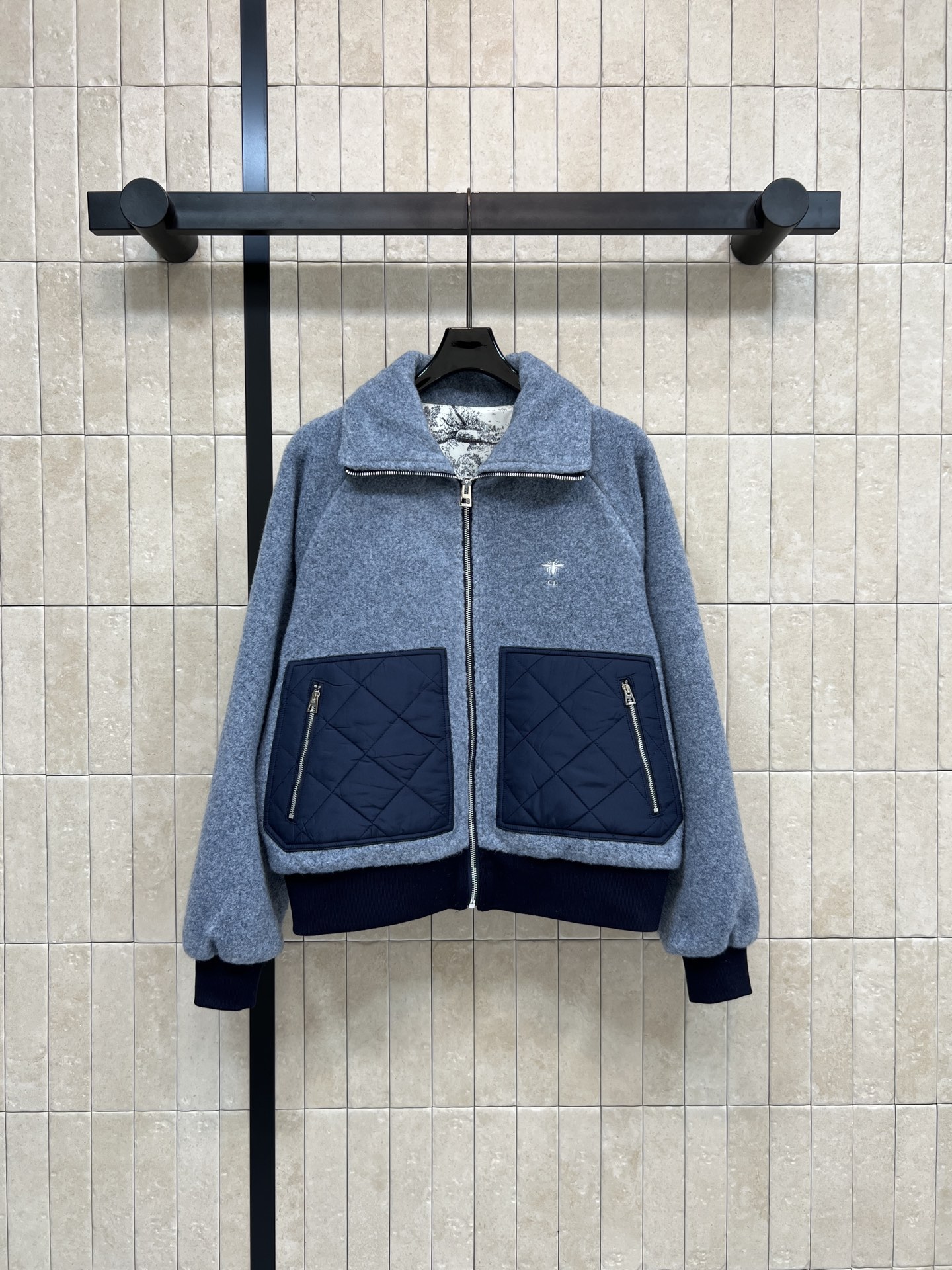 NO:606807,D's 25 new autumn and winter style lamb wool spliced ​​jacket, soft plush material, super warm and comfortable to wear in autumn and winter!  Low saturated gray tone + rhombus pockets. Classic animal jungle pattern lining inside. Perfect details. Zipper design for easy putting on and taking off. Loose fit and highly tolerant. Suitable for all body types. It looks great with cycling pants or skirts of the same color. Casual and fashionable. A must-have for daily travel!  Two colors and three codes SML,,dior,skirts,jackets & coats,alexander wang19860909D家 25秋冬新款 羊羔毛拼接外套 柔软毛绒材质超保暖秋冬穿超舒服！低饱和灰调+菱格口袋 里面经典动物丛林图案内衬 细节满分 拉链设计方便穿脱 宽松版型包容性强 适合各种身材 搭配同色骑行裤或裙装都很出彩 休闲又时髦 日常出行必备！两色三码 SML,,dior,skirts,jackets & coats,alexander wang,Women's clothing