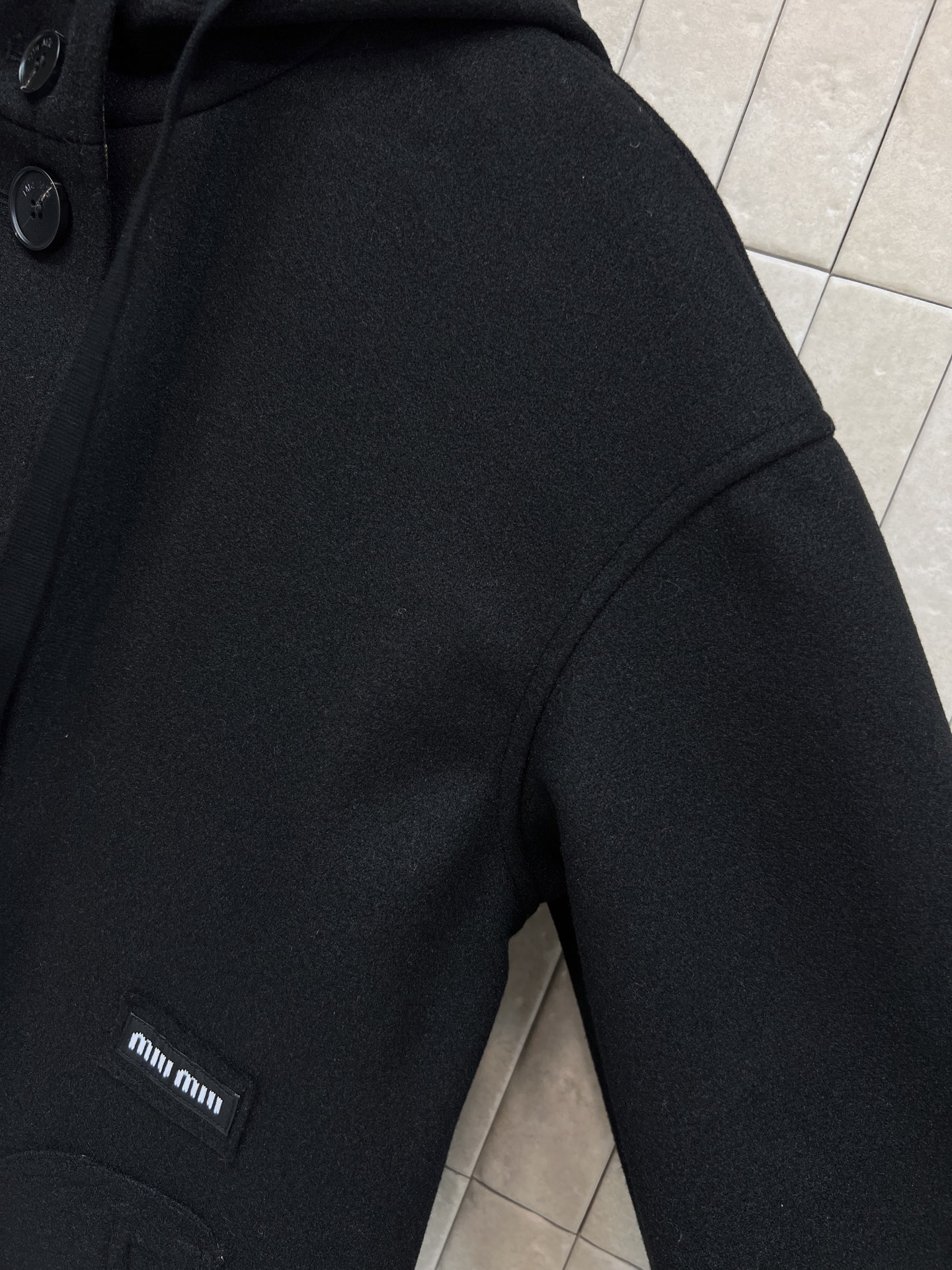 MIU家 25秋冬新款 连帽大衣 版型挺括有型 高品质羊毛材质 保暖力满分 秋冬穿超合适涨 帽子内衬经典