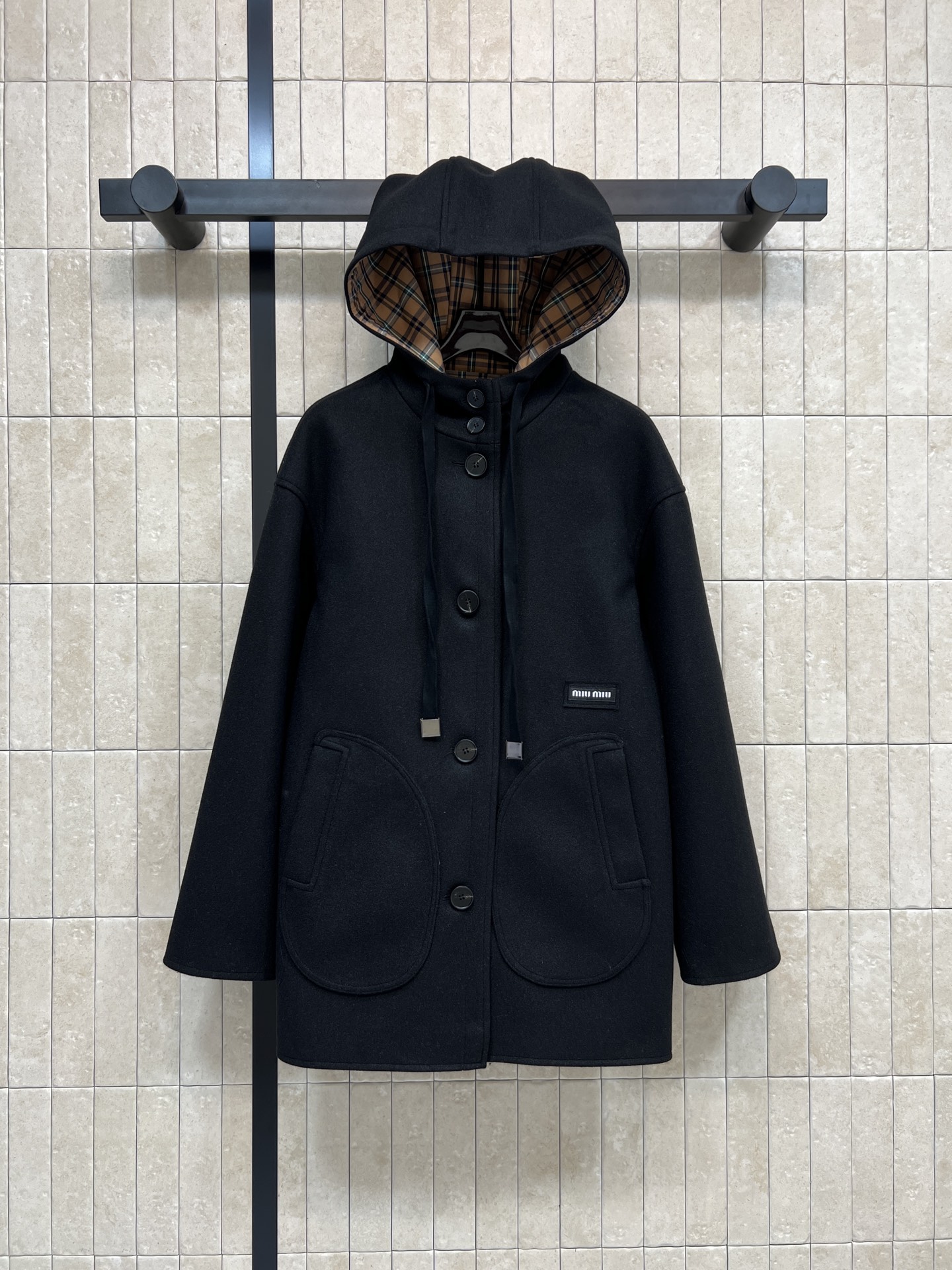 NO:606815,MIU's 25 new autumn and winter style hooded coat, crisp and stylish, high-quality wool material, full score for warmth, very suitable for autumn and winter wear, hood lined with classic plaid, exquisite details, super aura, hooded casual style, neat and elegant tailoring, suitable for various occasions, can be sweet or cool, fashionable and advanced, three sizes in one color/S-M-L,,miumiu,hats,alexander wang19860909MIU家 25秋冬新款 连帽大衣 版型挺括有型 高品质羊毛材质 保暖力满分 秋冬穿超合适涨 帽子内衬经典格纹 细节精致 超级显气场连帽休闲风版型剪裁利落大气 各种场合都能驾驭 可甜可酷时髦高级 一色三码size/S-M-L,,miumiu,hats,alexander wang,Women's clothing