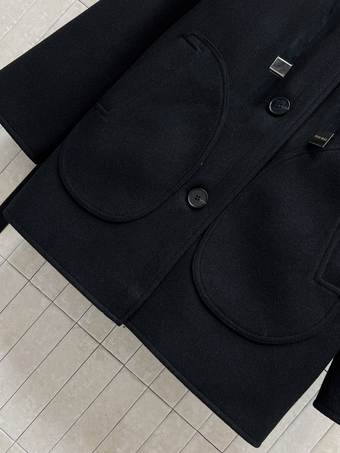 MIU家 25秋冬新款 连帽大衣 版型挺括有型 高品质羊毛材质 保暖力满分 秋冬穿超合适涨 帽子内衬经典