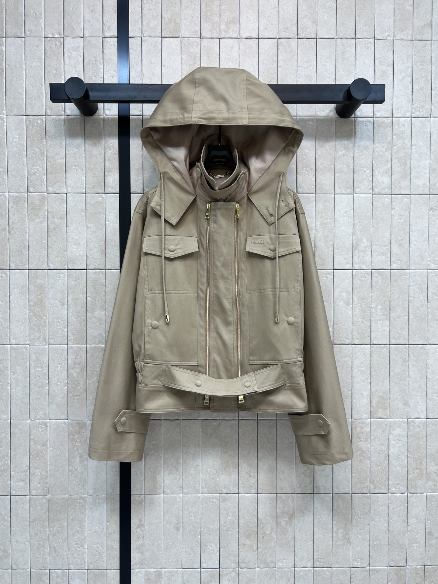 NO:606820,FD Home 25 new autumn and winter khaki hooded work jacket. Metal zipper + multi-pocket design. Practical and stylish. Adjustable waistband. Easily highlights the waistline. Suitable for a variety of body types. Hooded stand-up collar design improves functionality. Low-key khaki color is super versatile. Easy to control for commuting and leisure. Three codes in one color. SML, dior, jackets & coats, hats, alexander wang19860909FD家 25秋冬新款 卡其色连帽工装夹克 金属拉链+多口袋设计 实用又有型 腰部腰绊可调节剪裁 轻松凸显腰线 适合多种身材 连帽立领设计提升功能性 低调卡其色超百搭 通勤休闲都能轻松驾驭 一色三码 SML,,dior,jackets & coats,hats,alexander wang,Women's clothing