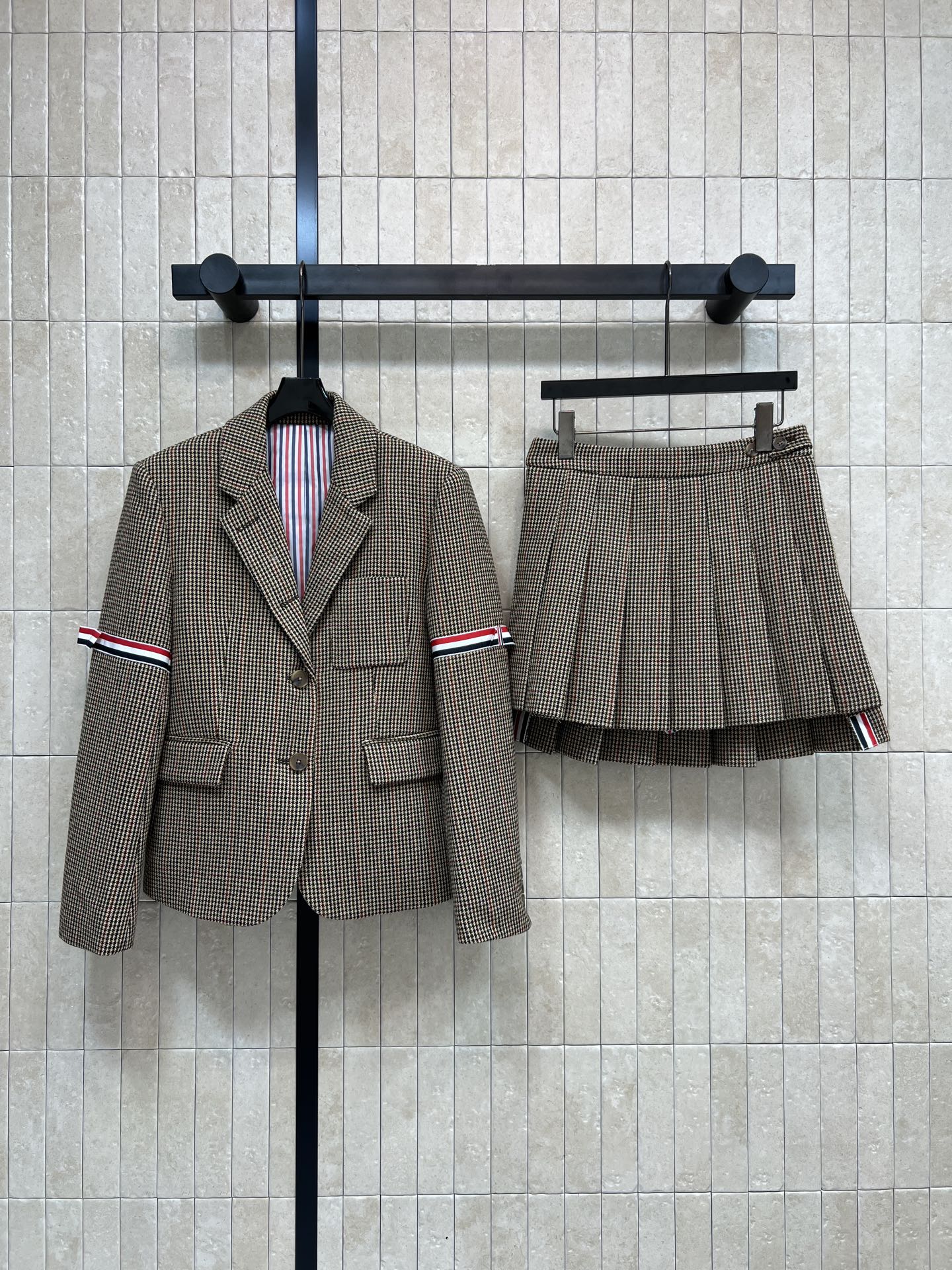 NO:606826,Jacket half TB 25 new autumn and winter style British style retro plaid jacket + short skirt Classic elements of red, white and blue stripe logo Slim-fitting lapel style with pleated skirt The upper body is a proper preppy girl The shape is slim and long legs. It looks great for reducing age. Customized YB texture fabric The lining is also a contrasting element of classic stripes. The details are in place. A set is sold Size/S-M-L,, skirts, jackets &  coats,alexander wang19860909外套半TB 25秋冬新款 英伦风复古格纹外套+短裙 经典元素的红白蓝杠条标识 翻领修身的版型搭配压褶短裙 上身就是妥妥的学院风女孩 版型显瘦又显大长腿 减龄感太赞了 定制YB纹理感面料 里衬也是经典条纹的撞色元素 细节做工很到位 一套出售 Size/S-M-L,,skirts,jackets & coats,alexander wang,Women's clothing