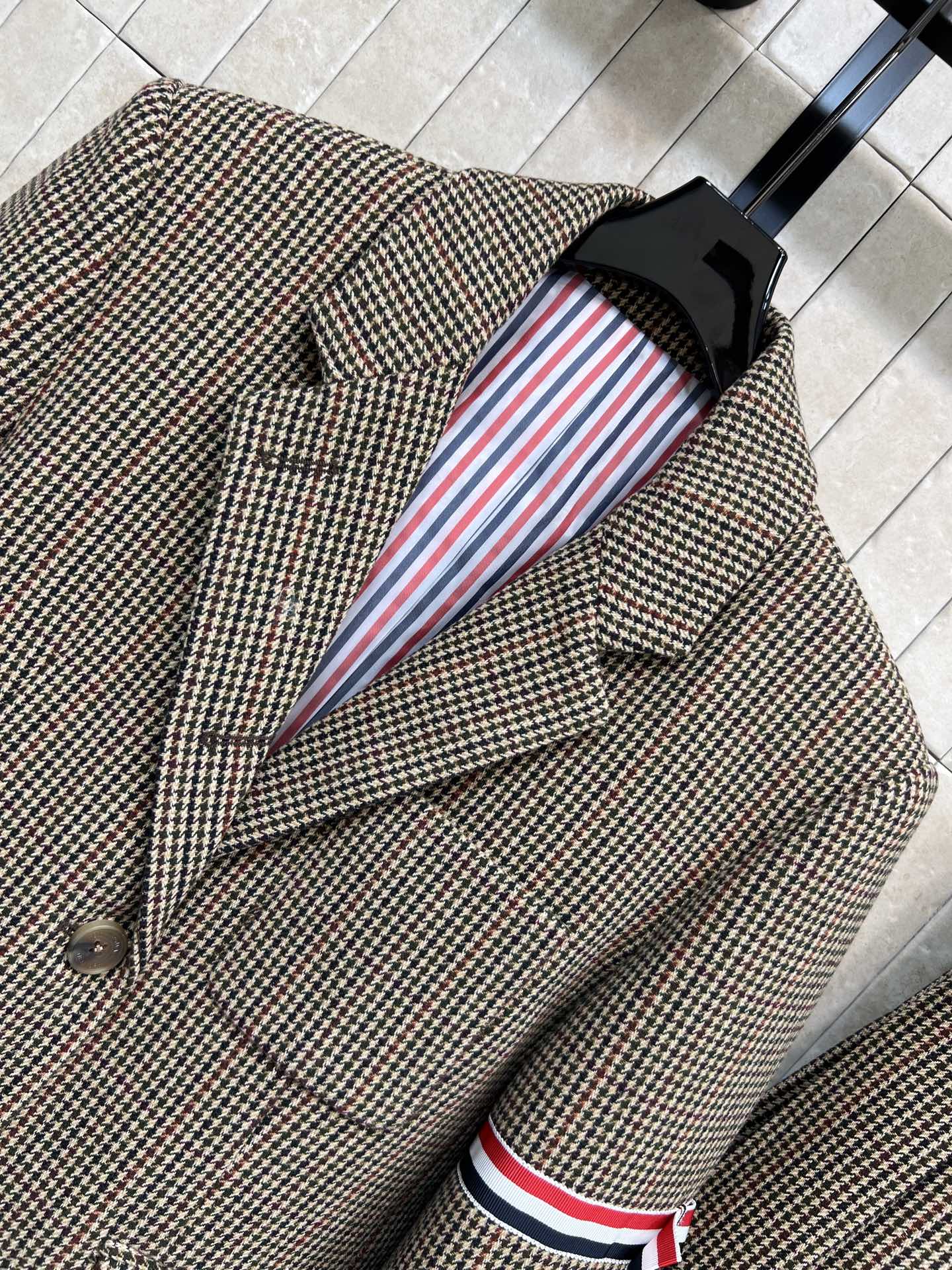 TB 25秋冬新款 英伦风复古格纹外套+短裙 经典元素的红白蓝杠条标识 翻领修身的版型搭配压褶短裙 上身