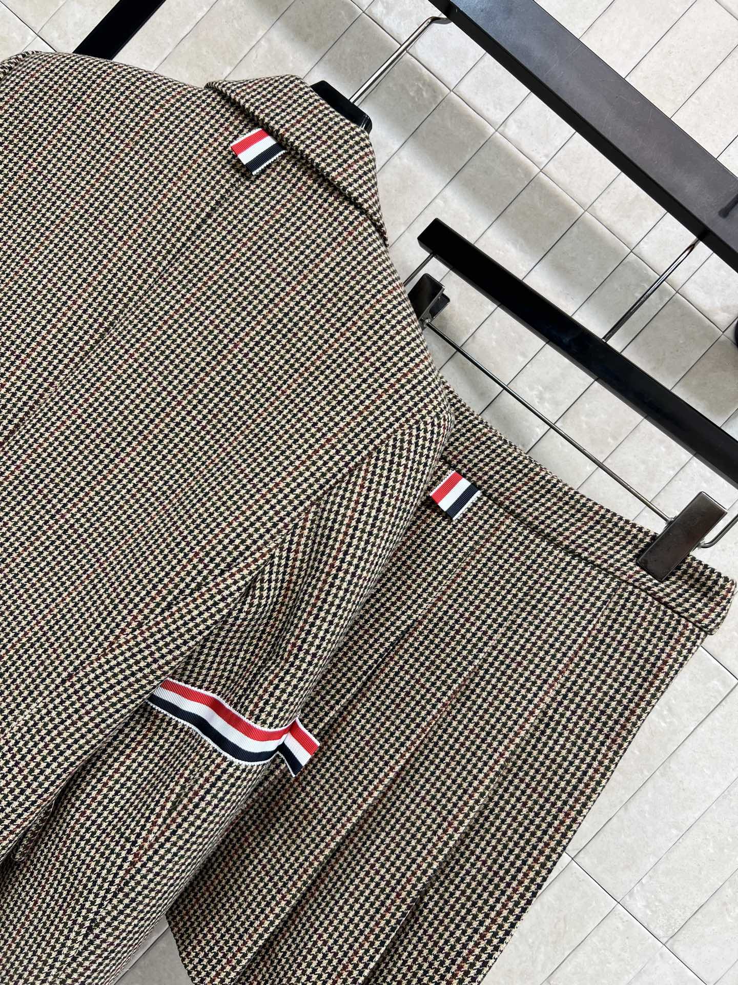 TB 25秋冬新款 英伦风复古格纹外套+短裙 经典元素的红白蓝杠条标识 翻领修身的版型搭配压褶短裙 上身