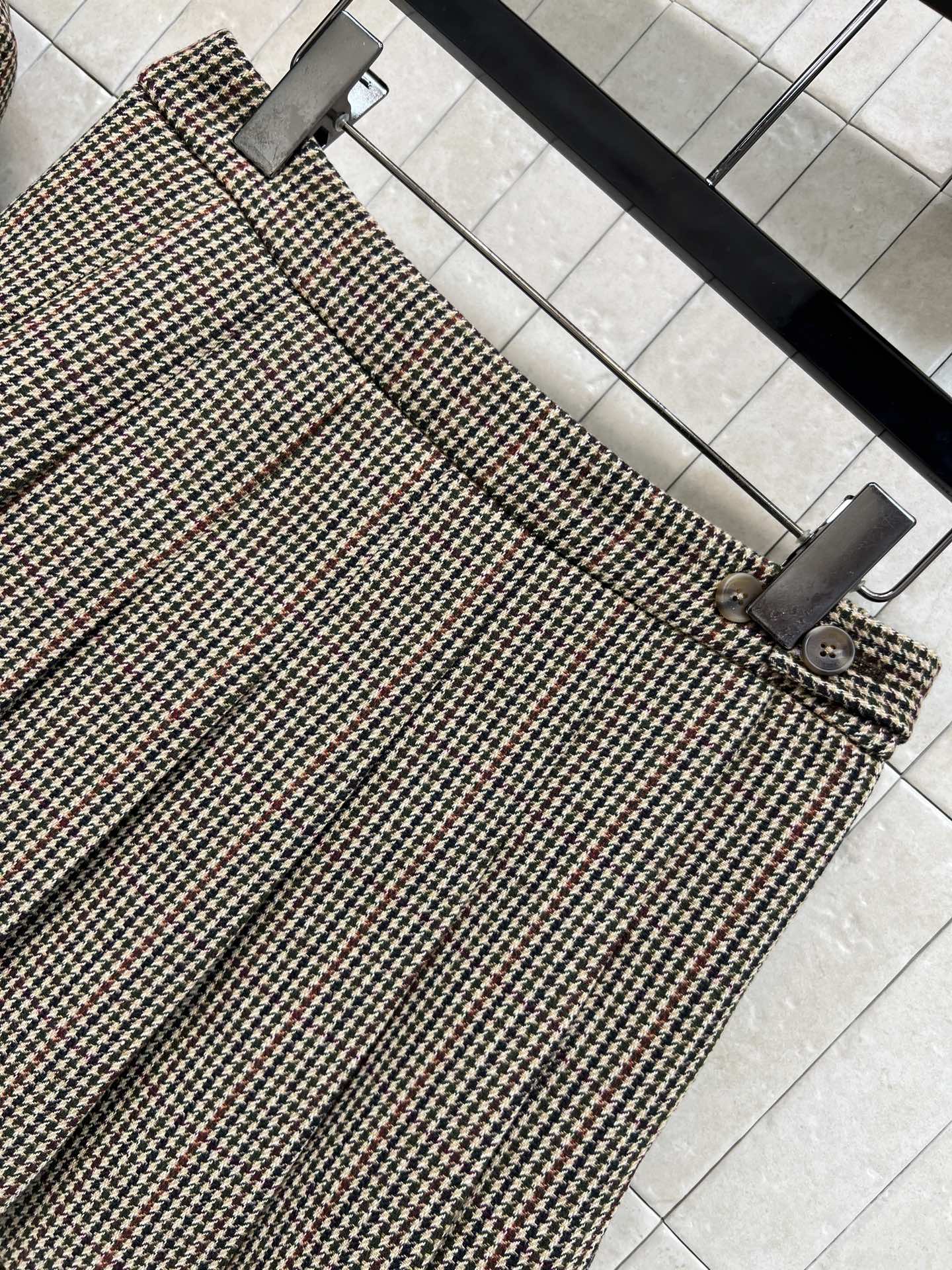 TB 25秋冬新款 英伦风复古格纹外套+短裙 经典元素的红白蓝杠条标识 翻领修身的版型搭配压褶短裙 上身